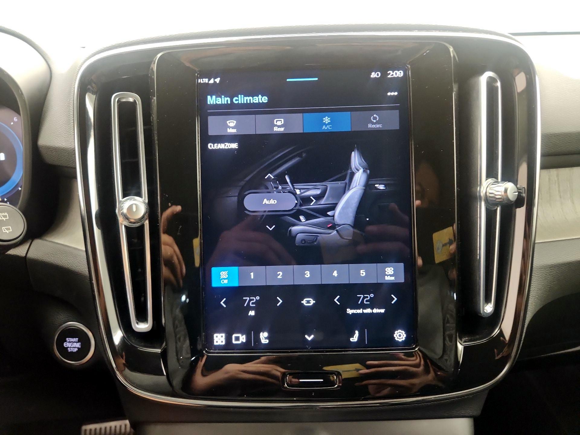 Thumbnail: 2023 Volvo XC40 - 14