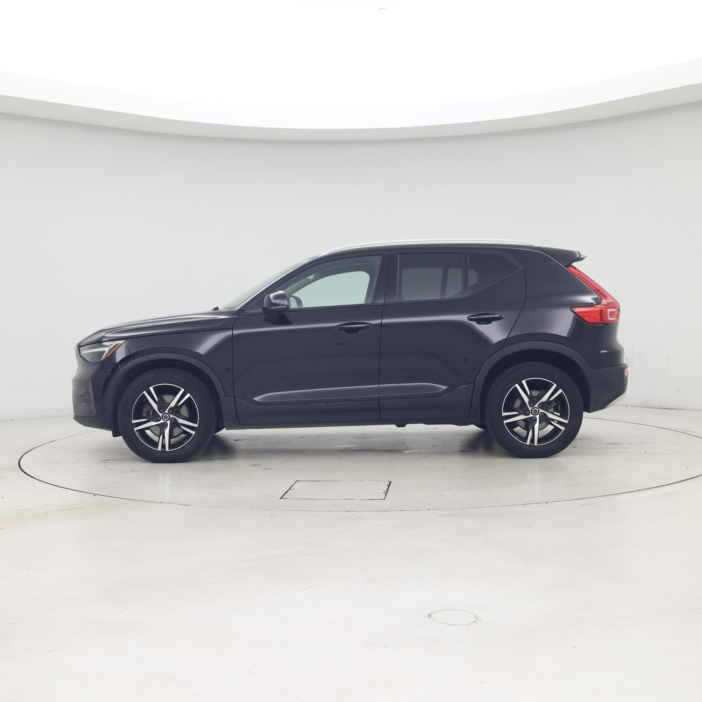 Thumbnail: 2023 Volvo XC40 - 3