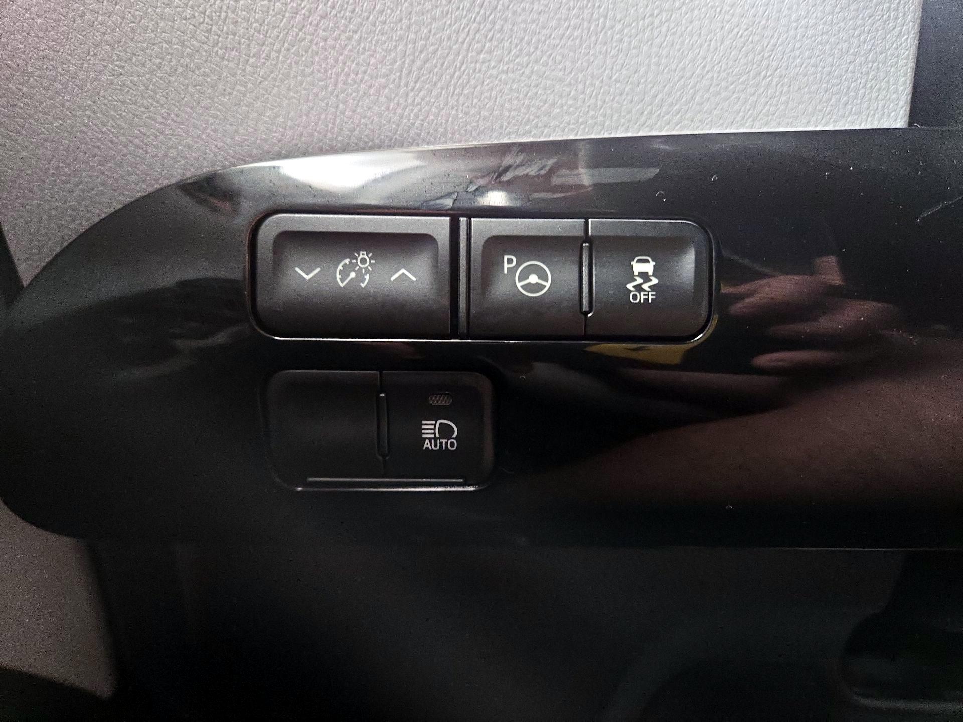 Thumbnail: 2022 Toyota Prius - 13