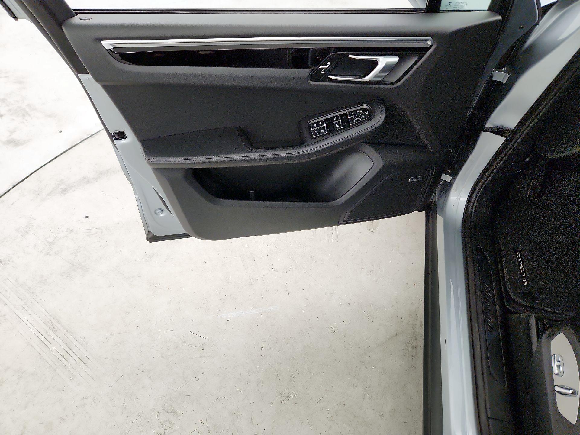 Thumbnail: 2023 Porsche Macan - 12