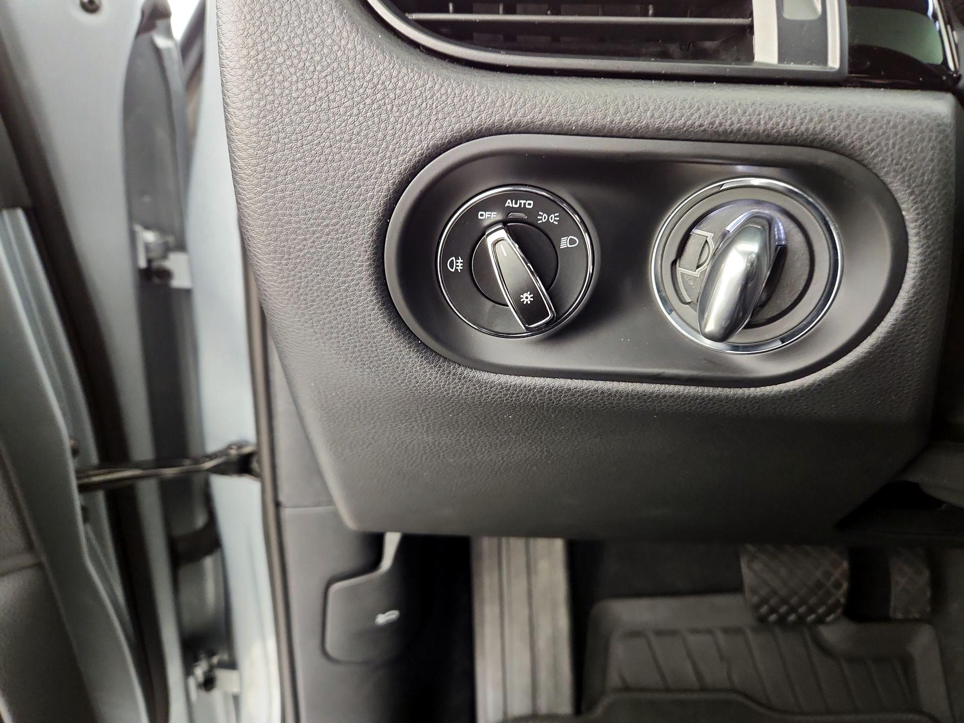 Thumbnail: 2023 Porsche Macan - 13