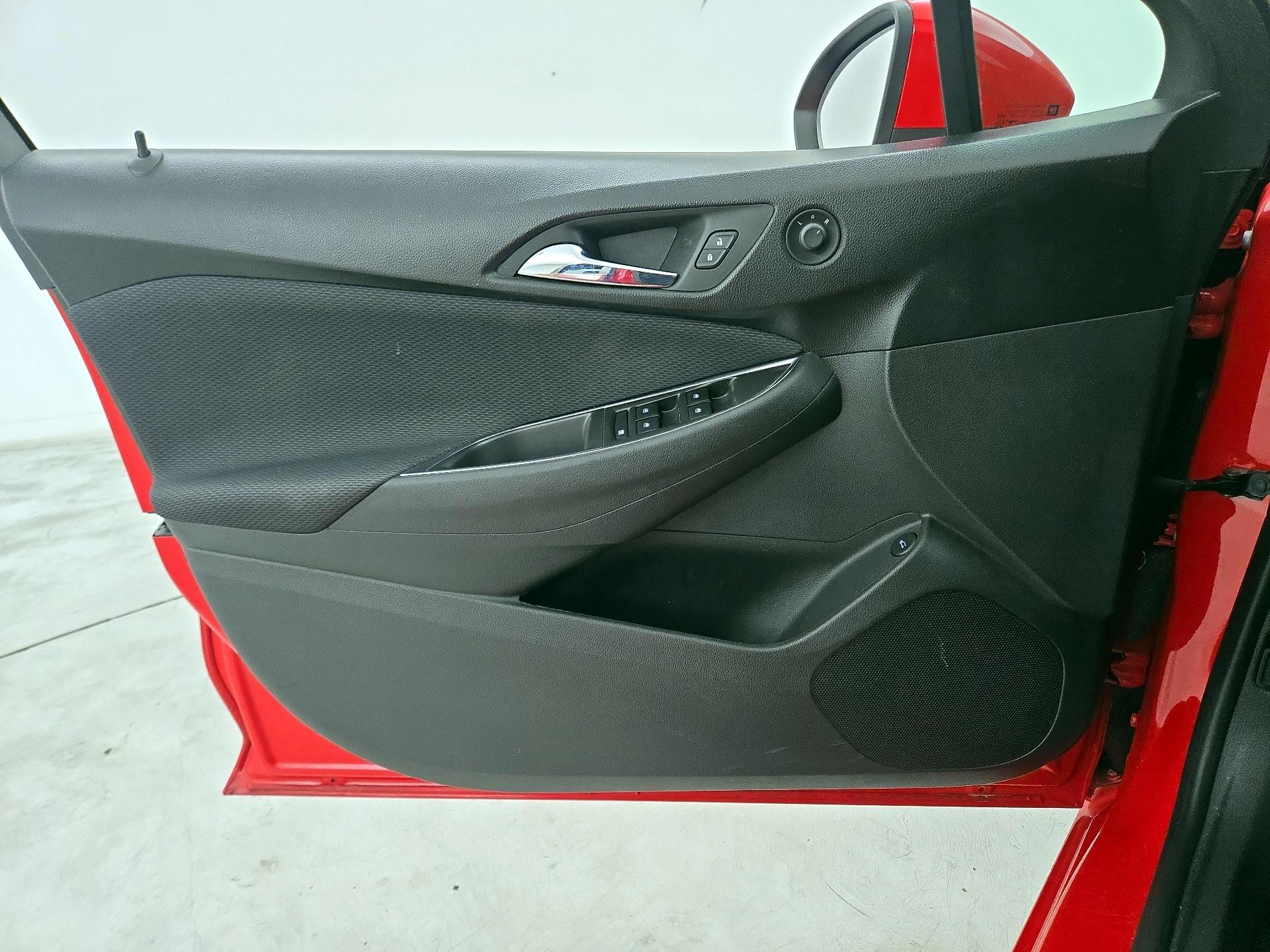 Thumbnail: 2018 Chevrolet Cruze - 12