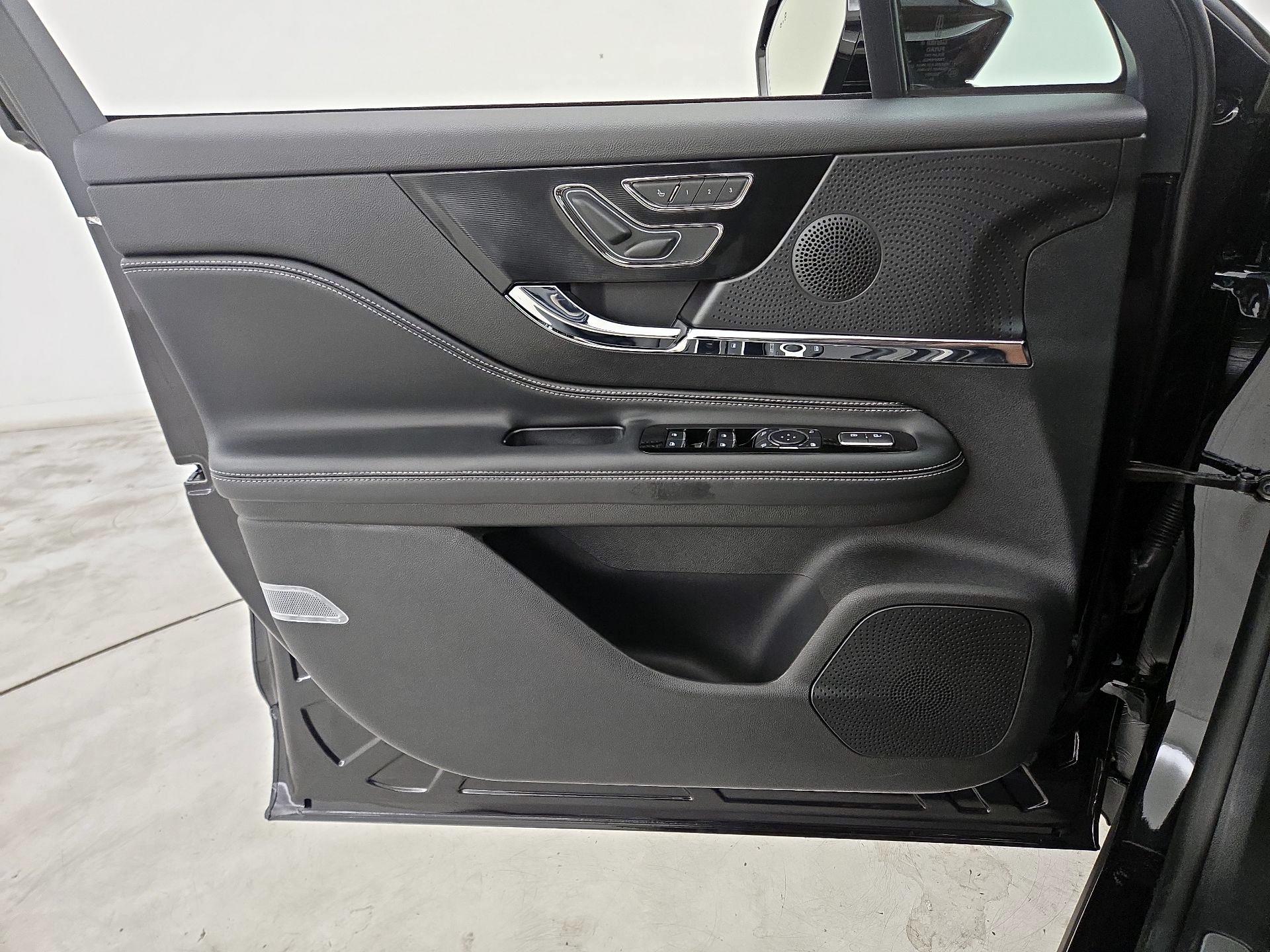 Thumbnail: 2025 Lincoln Corsair - 12