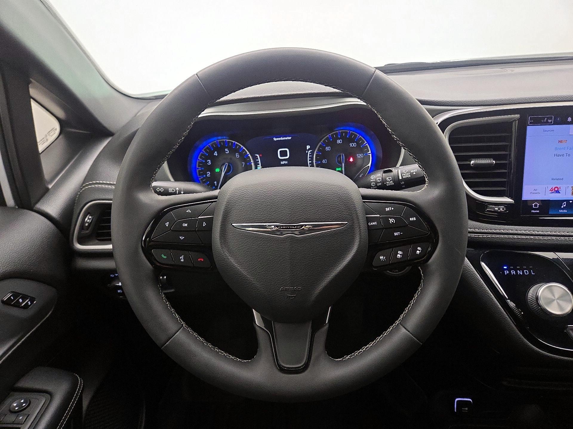 Thumbnail: 2023 Chrysler Pacifica - 10