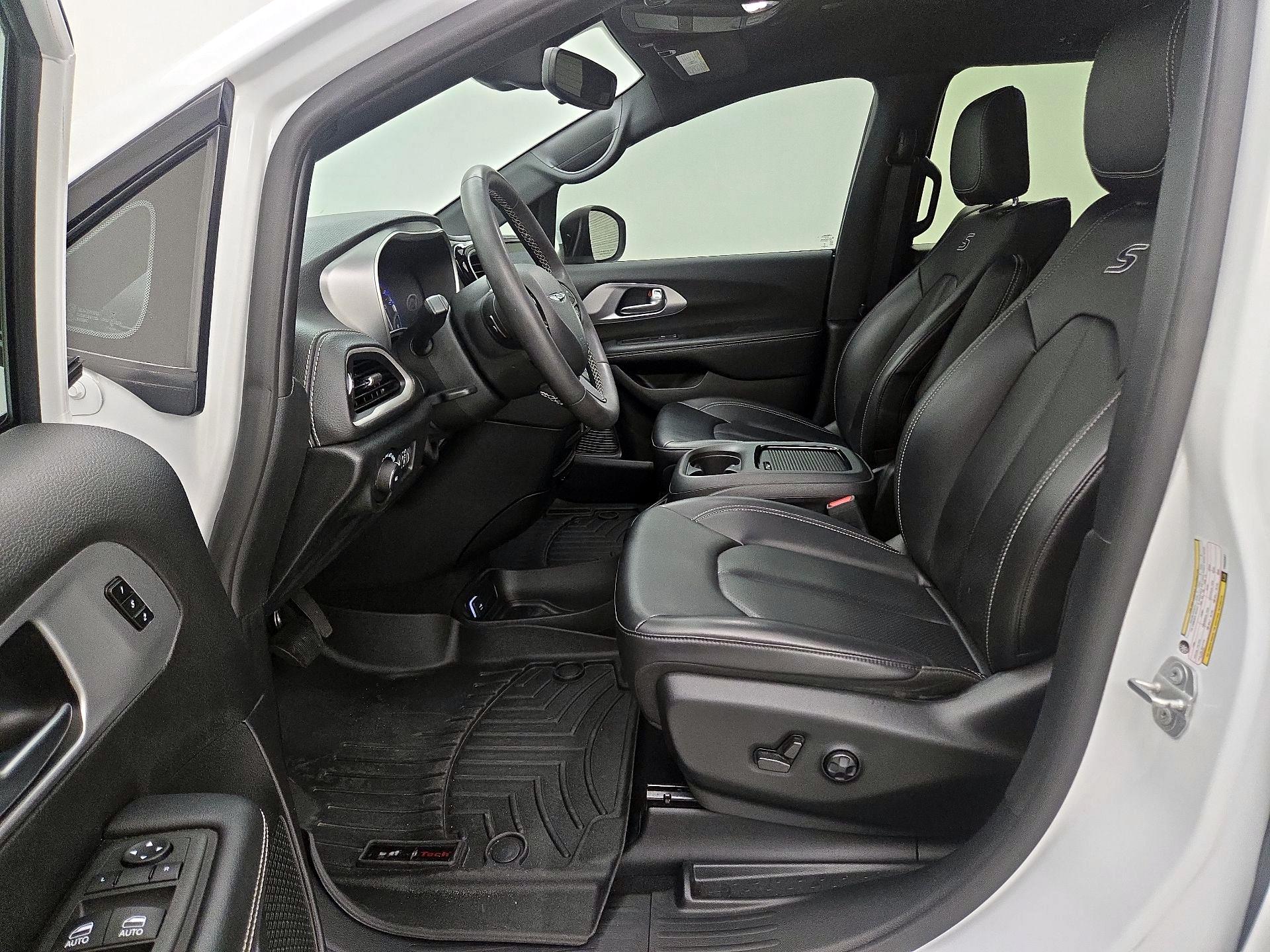 Thumbnail: 2023 Chrysler Pacifica - 11