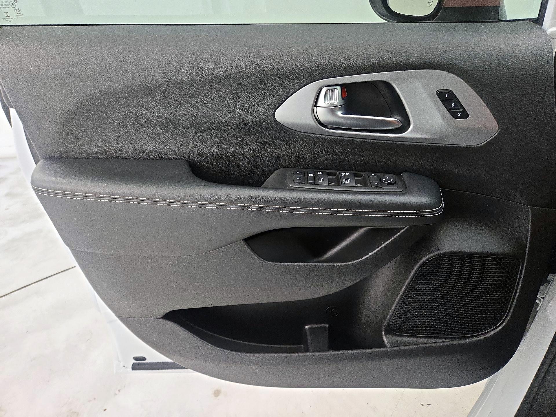 Thumbnail: 2023 Chrysler Pacifica - 12