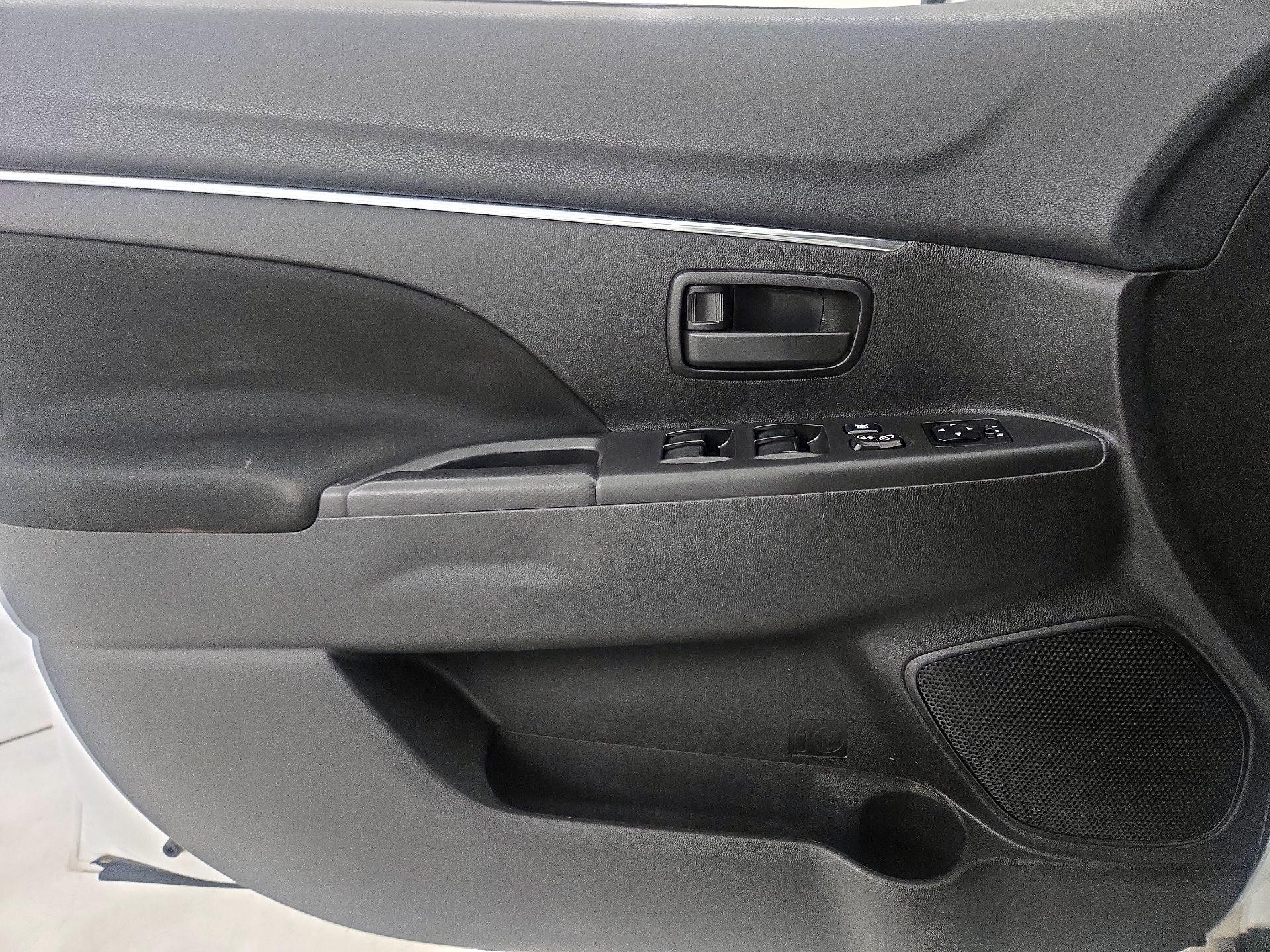 Thumbnail: 2015 Mitsubishi Outlander Sport - 12