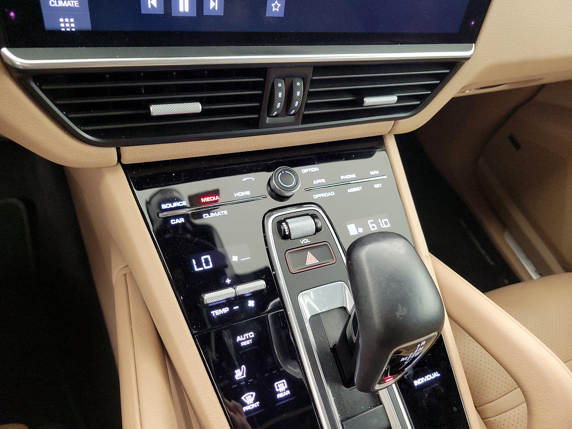 Thumbnail: 2020 Porsche Cayenne - 17