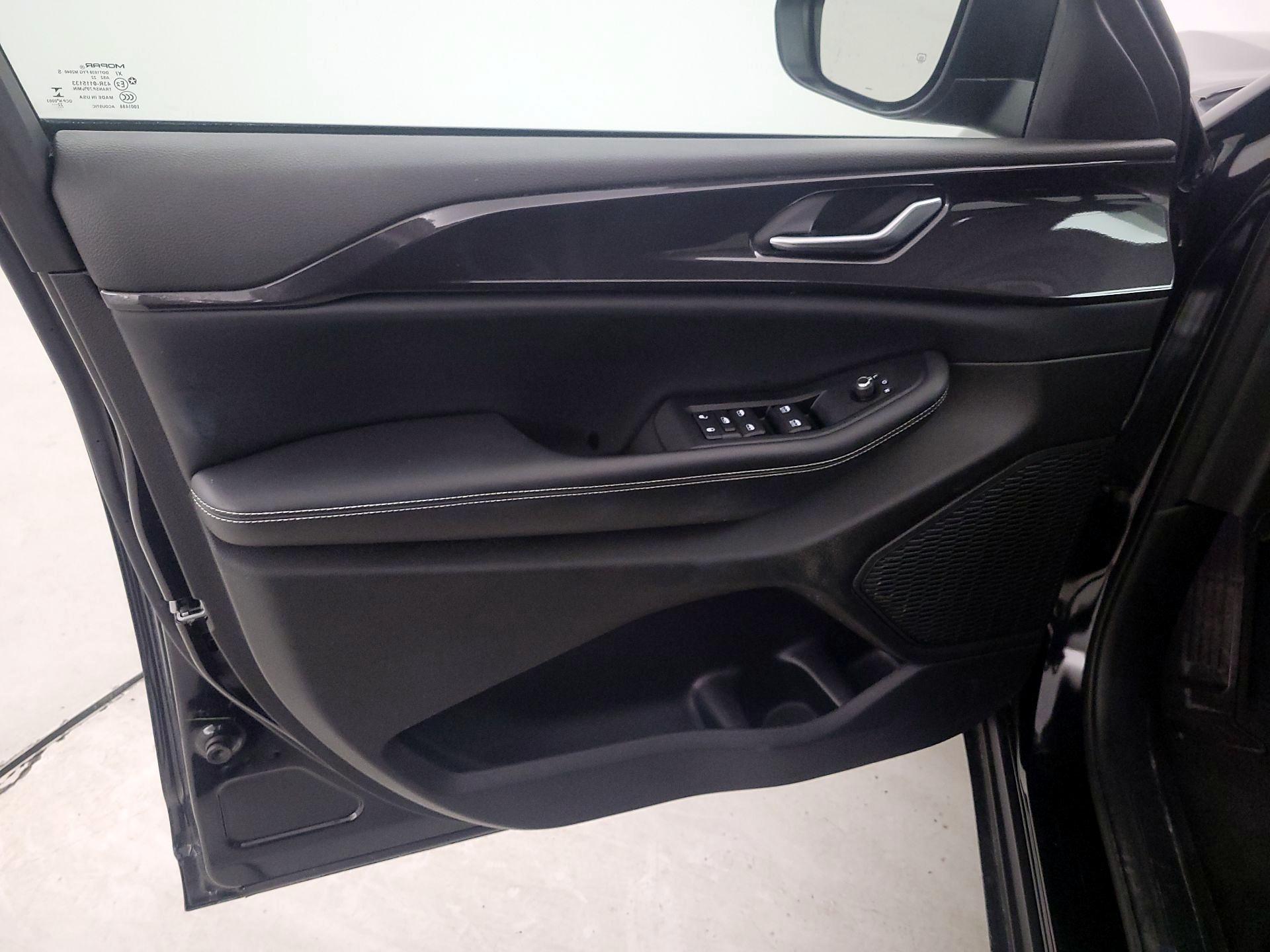 Thumbnail: 2023 Jeep Grand Cherokee - 12