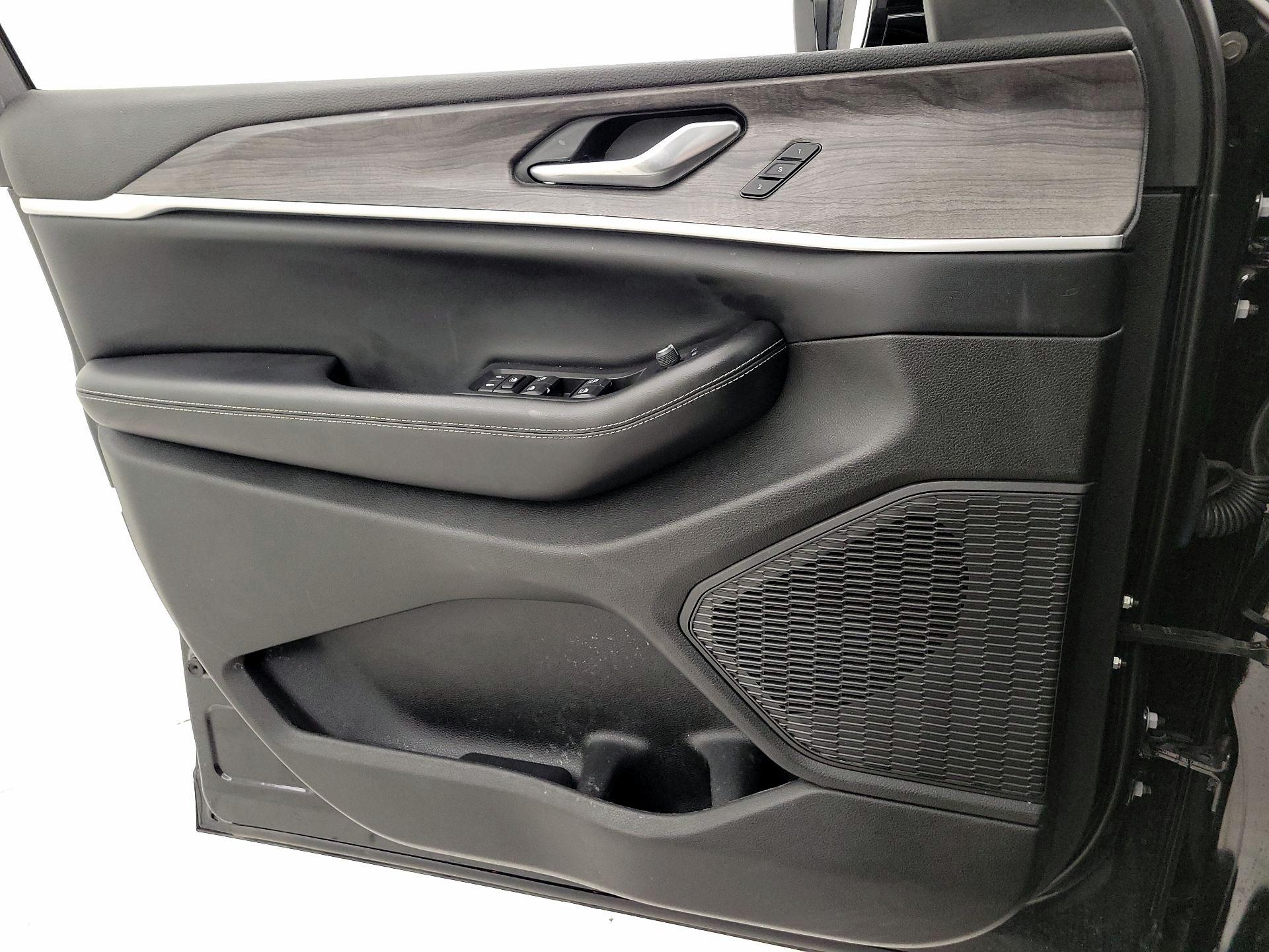 Thumbnail: 2023 Jeep Grand Cherokee - 12