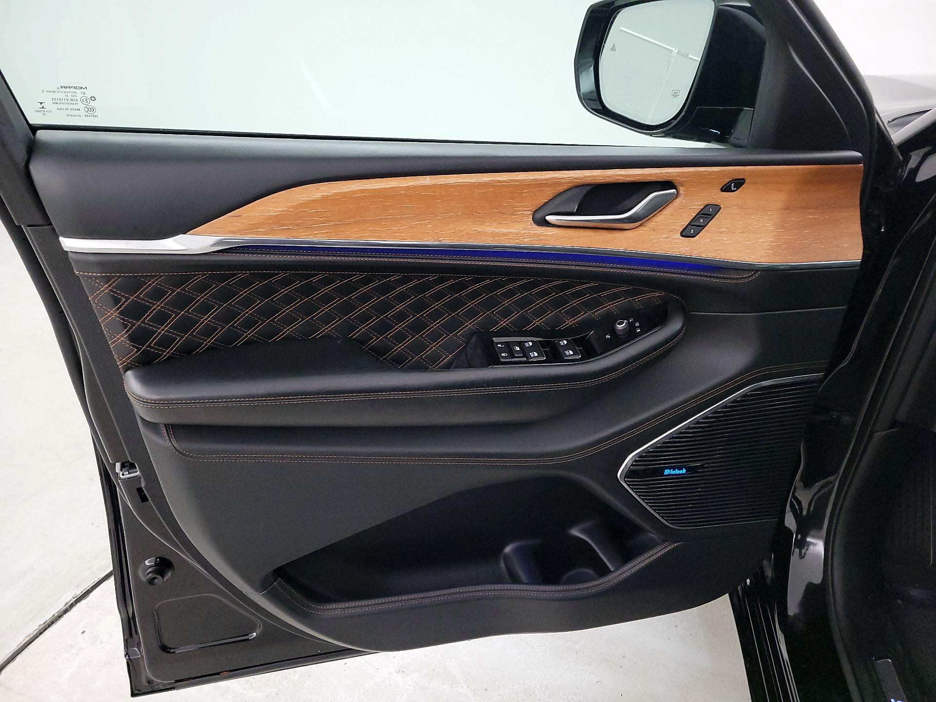 Thumbnail: 2022 Jeep Grand Cherokee - 12