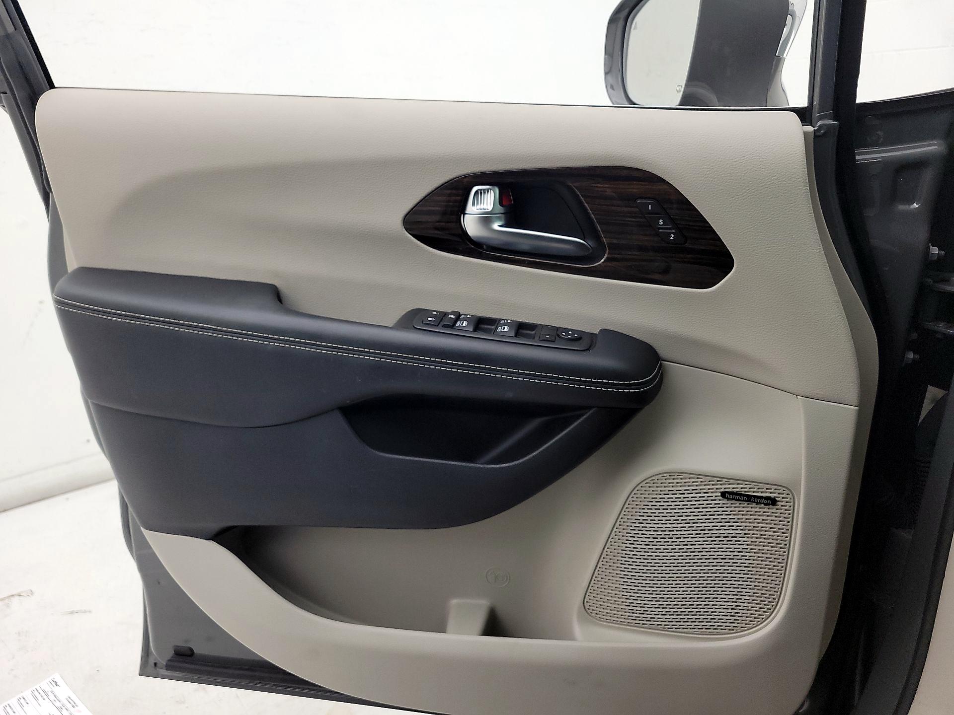 Thumbnail: 2022 Chrysler Pacifica - 12