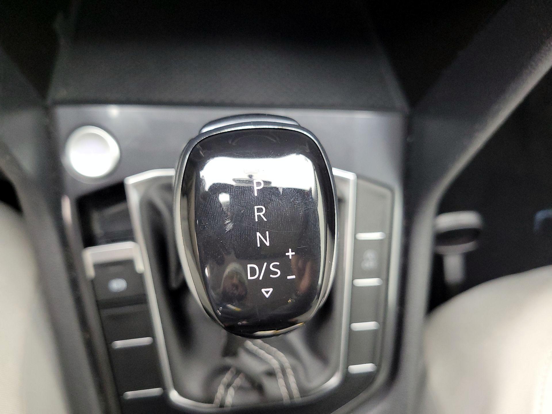 Thumbnail: 2022 Volkswagen Tiguan - 17