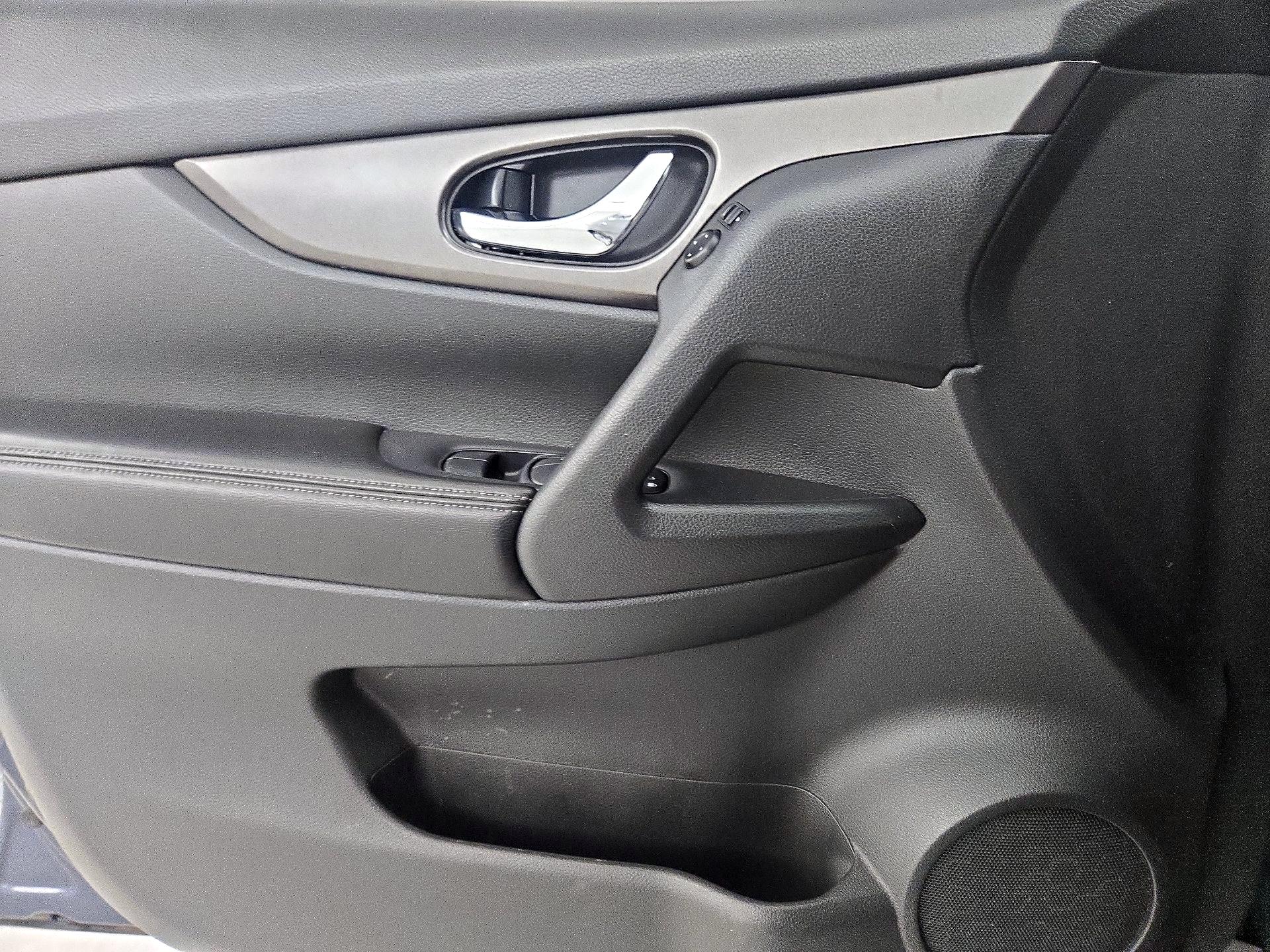 Thumbnail: 2015 Nissan Rogue - 12