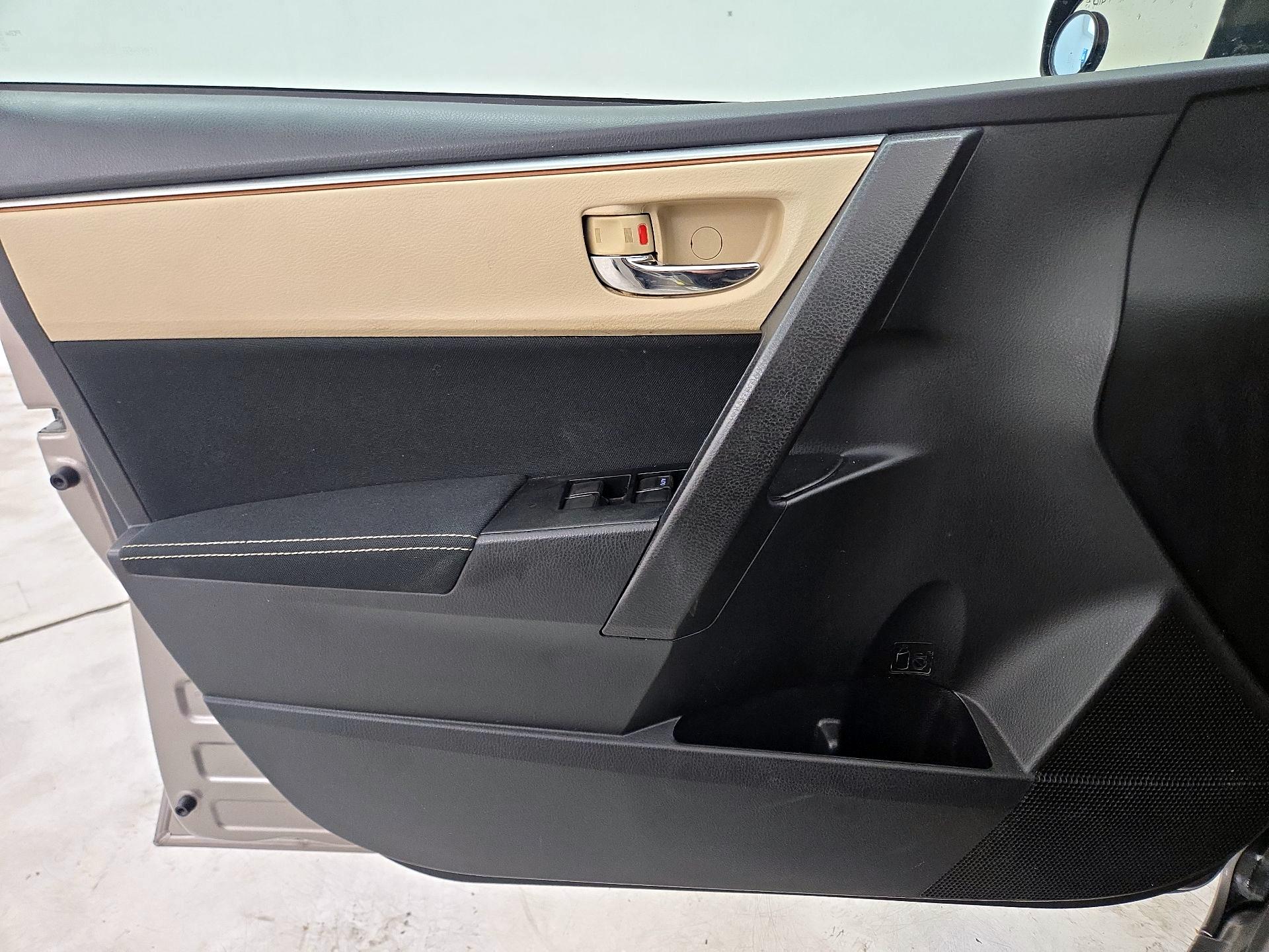 Thumbnail: 2015 Toyota Corolla - 12