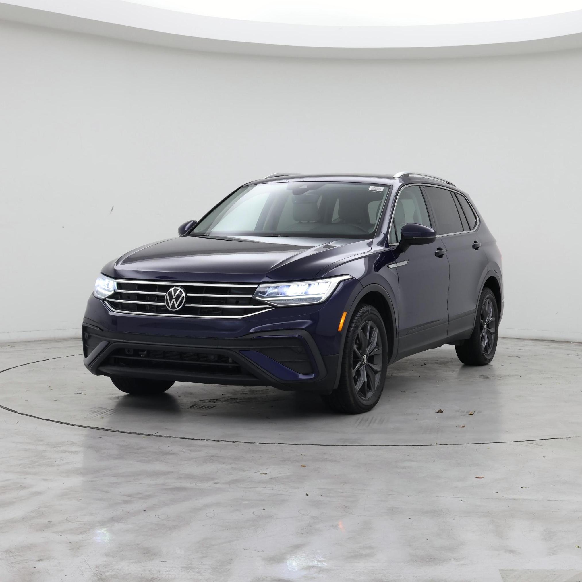 Thumbnail: 2023 Volkswagen Tiguan - 4