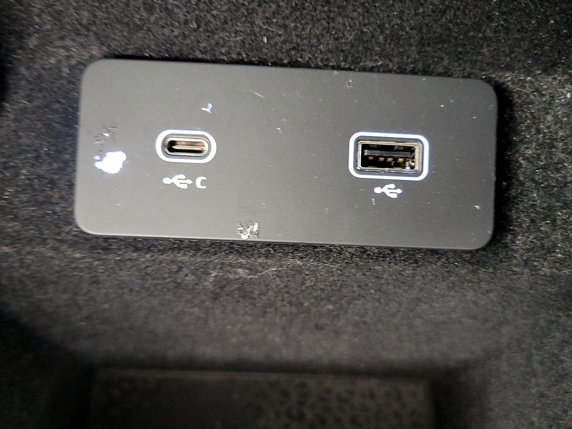 Thumbnail: 2022 Jaguar E-Pace - 19