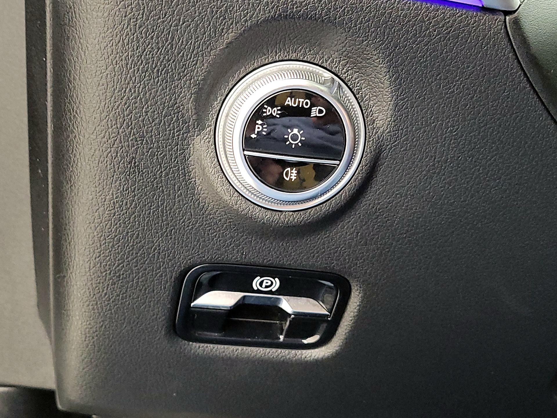 Thumbnail: 2023 Mercedes-Benz C-Class - 13