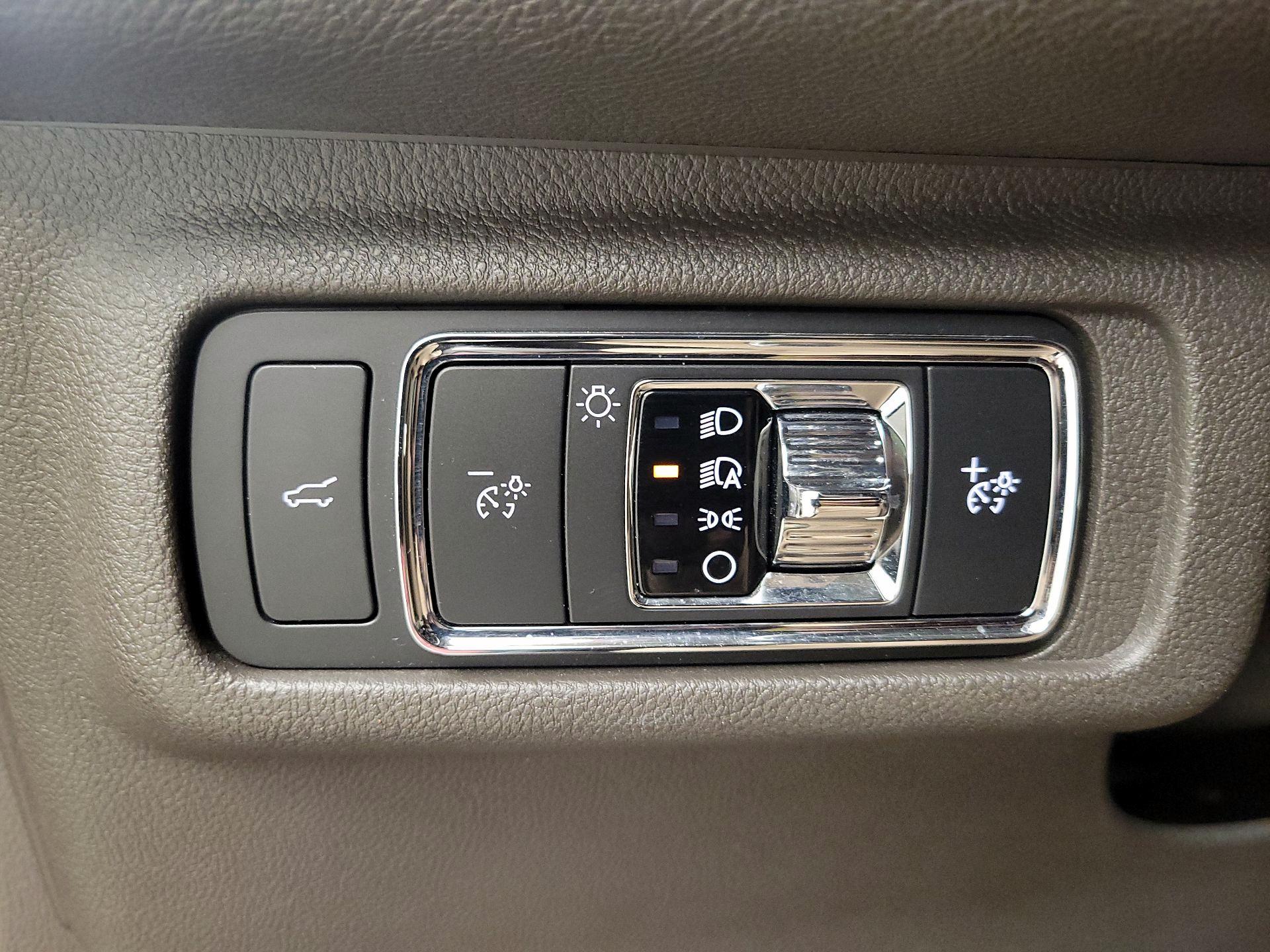 Thumbnail: 2020 Lincoln Corsair - 13