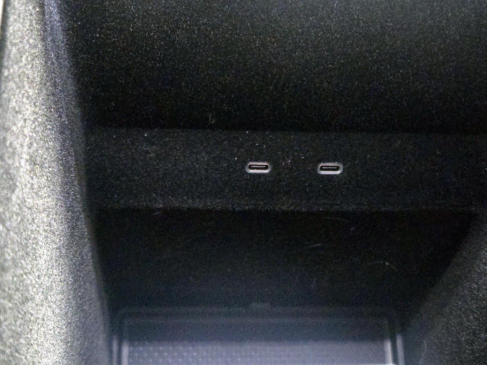 Thumbnail: 2023 Rivian R1S - 17