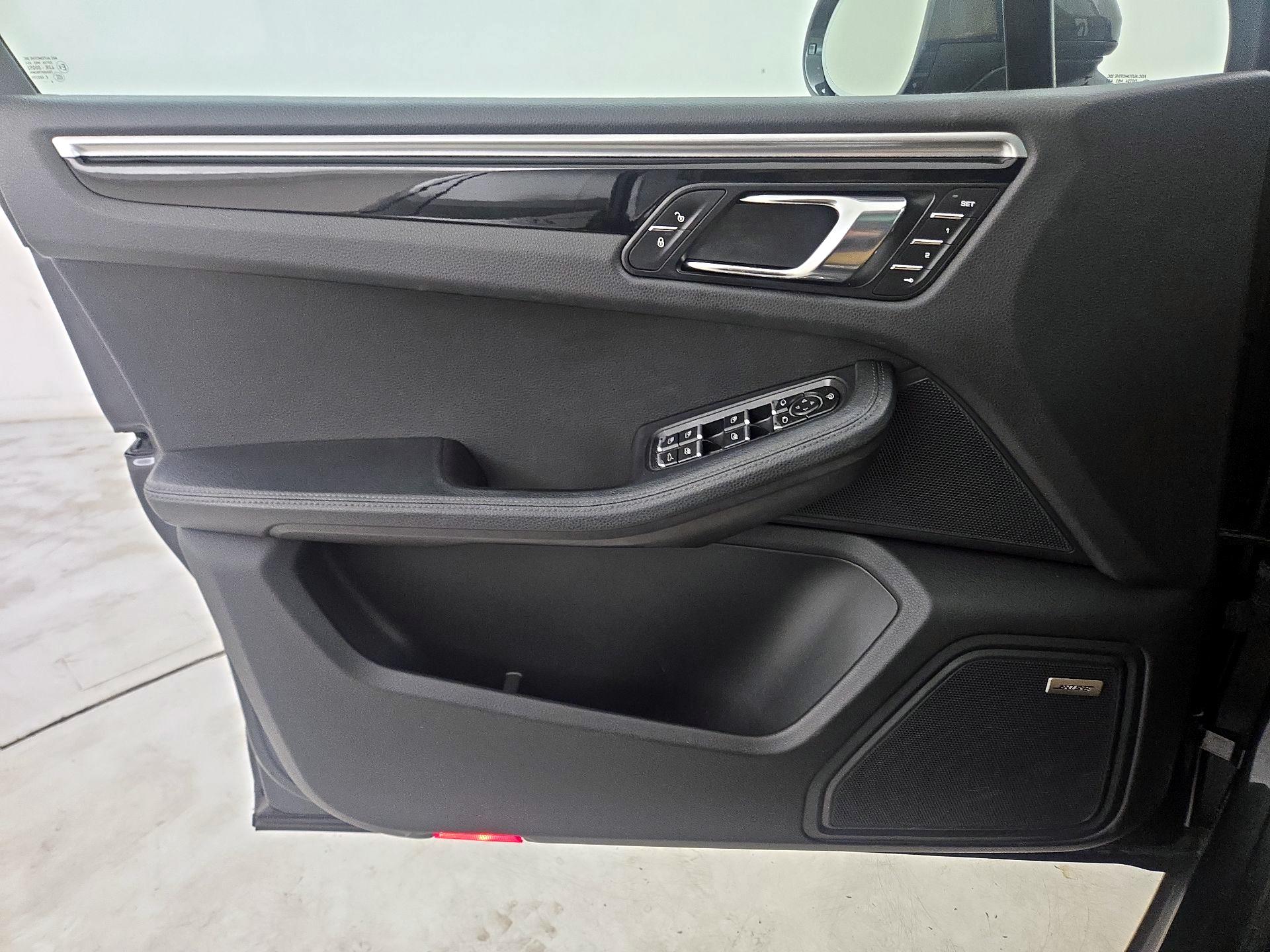 Thumbnail: 2017 Porsche Macan - 12