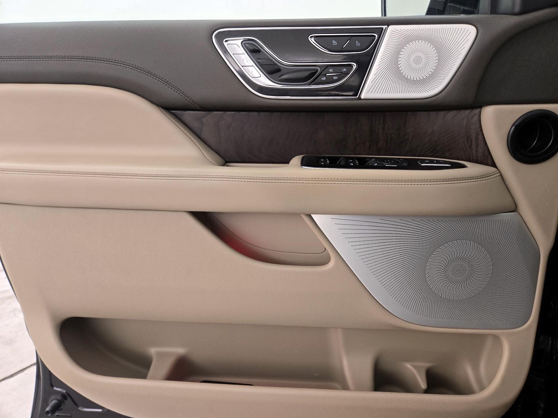 Thumbnail: 2022 Lincoln Navigator L - 12