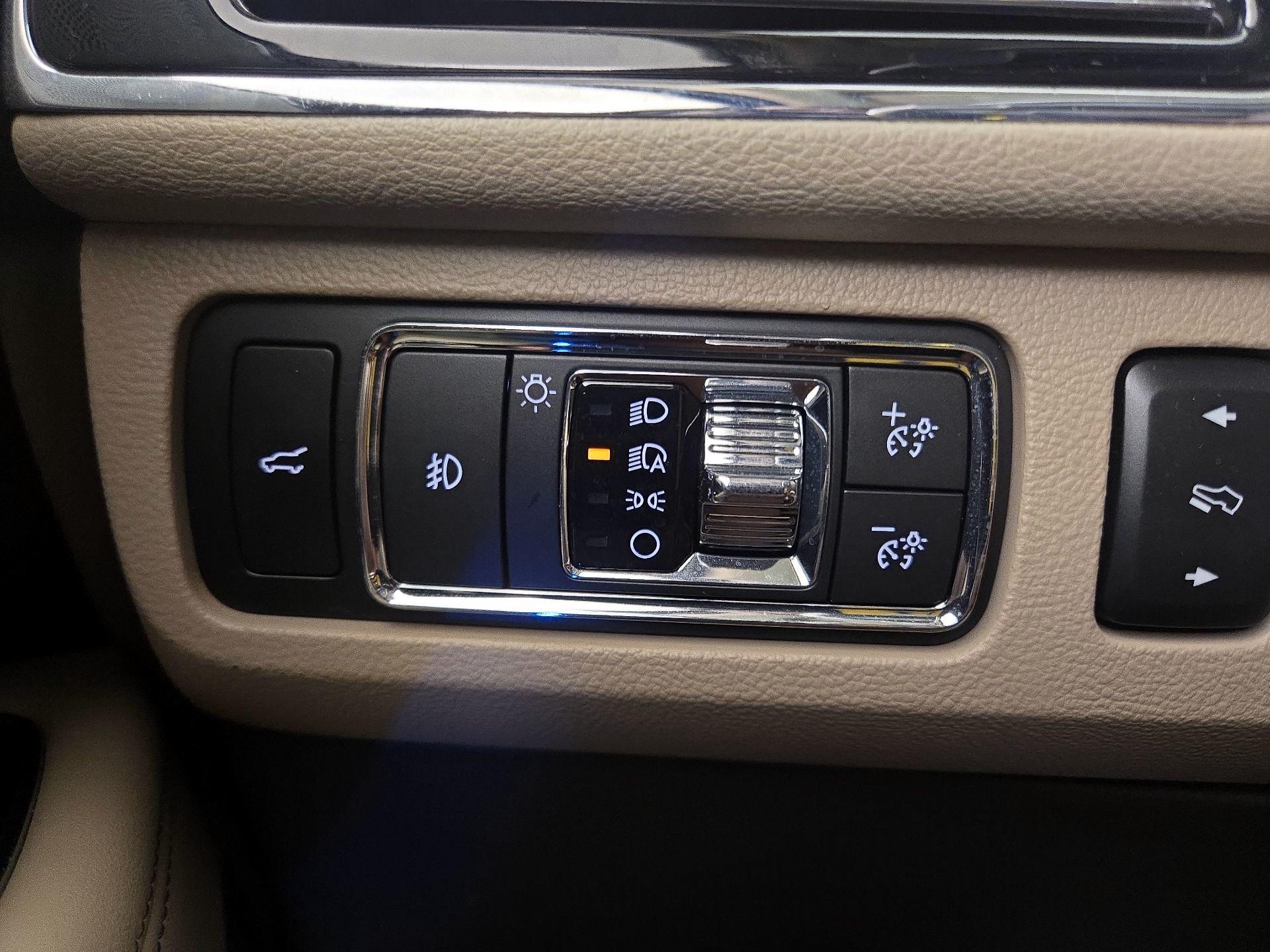 Thumbnail: 2022 Lincoln Navigator L - 13