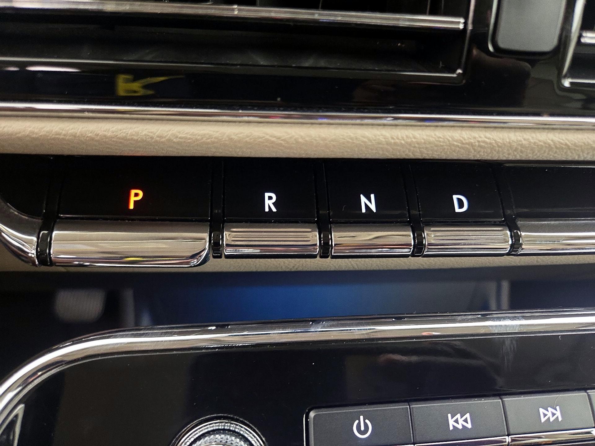 Thumbnail: 2022 Lincoln Navigator L - 18