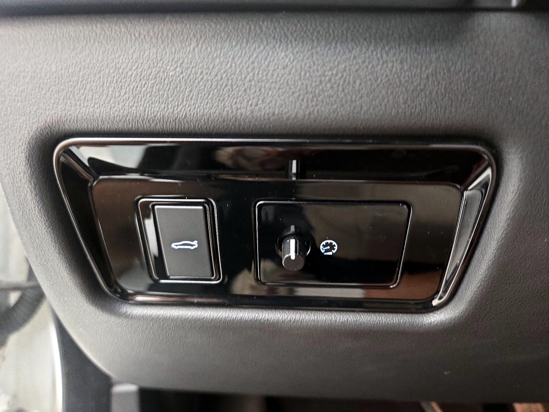 Thumbnail: 2018 Jaguar XE - 13