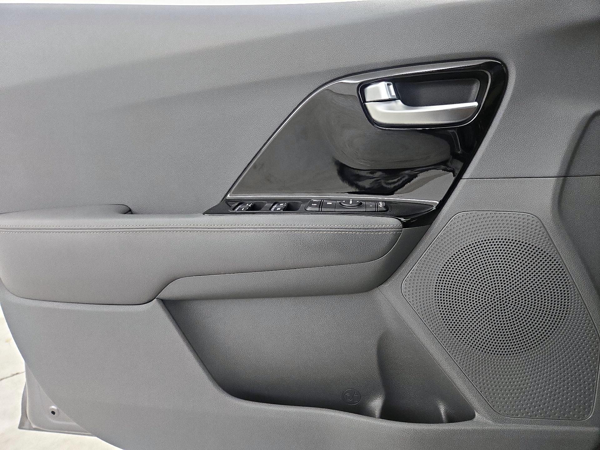 Thumbnail: 2017 Kia Niro - 12