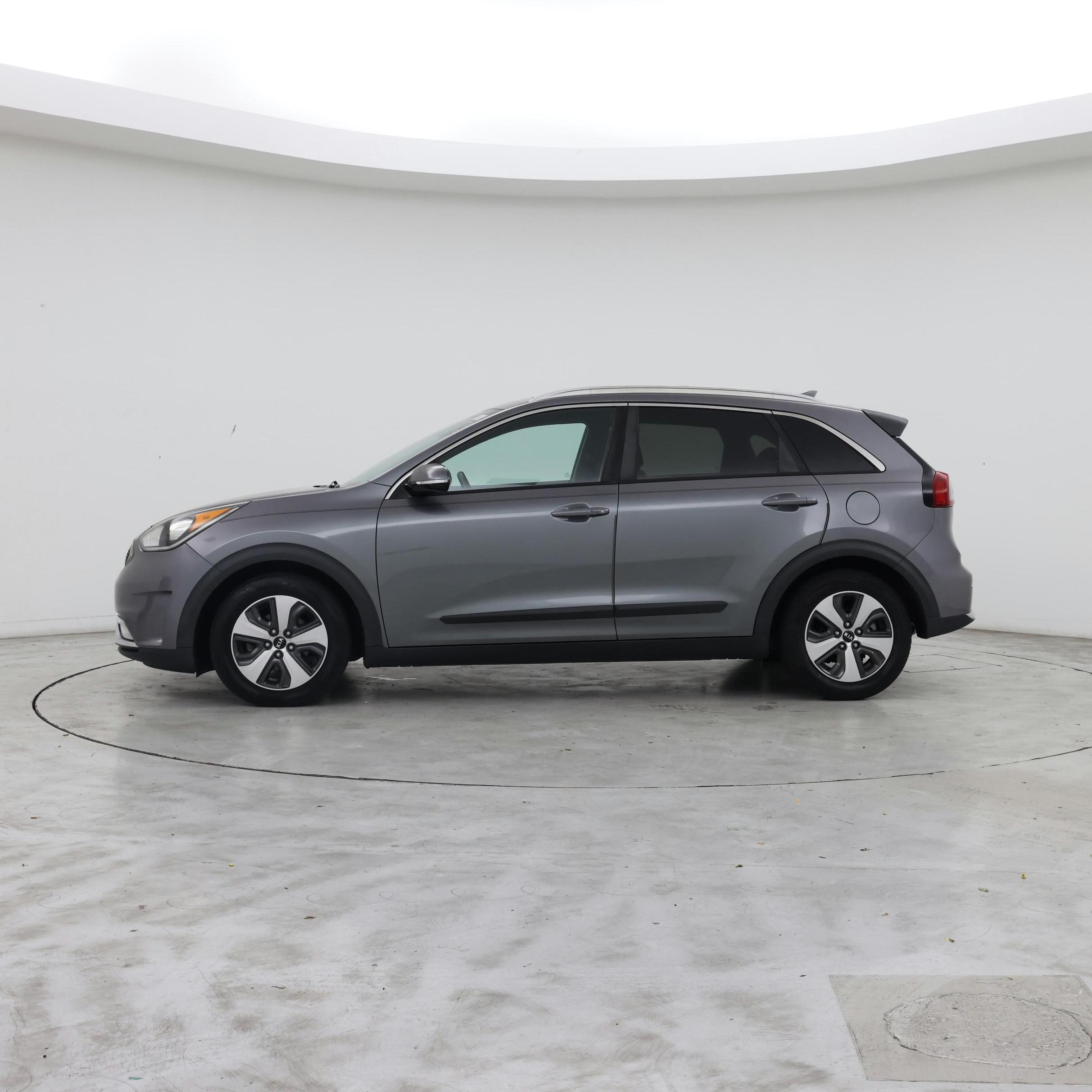 Thumbnail: 2017 Kia Niro - 3