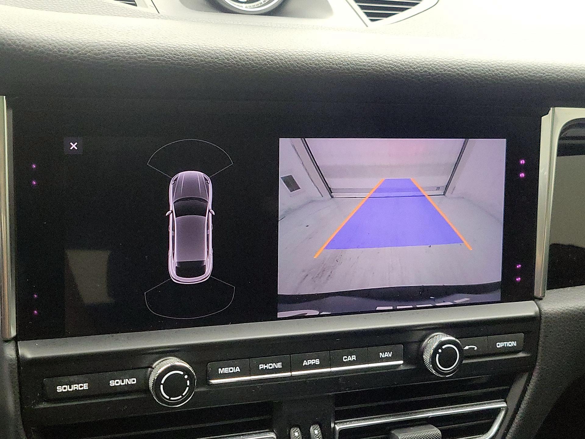 Thumbnail: 2020 Porsche Macan - 15