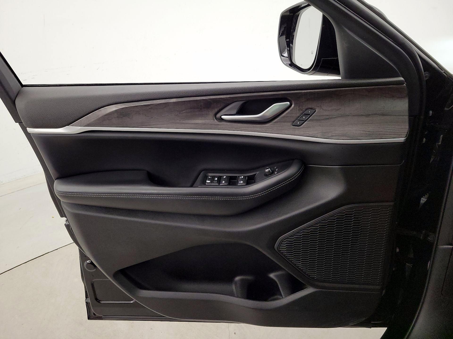 Thumbnail: 2023 Jeep Grand Cherokee - 12