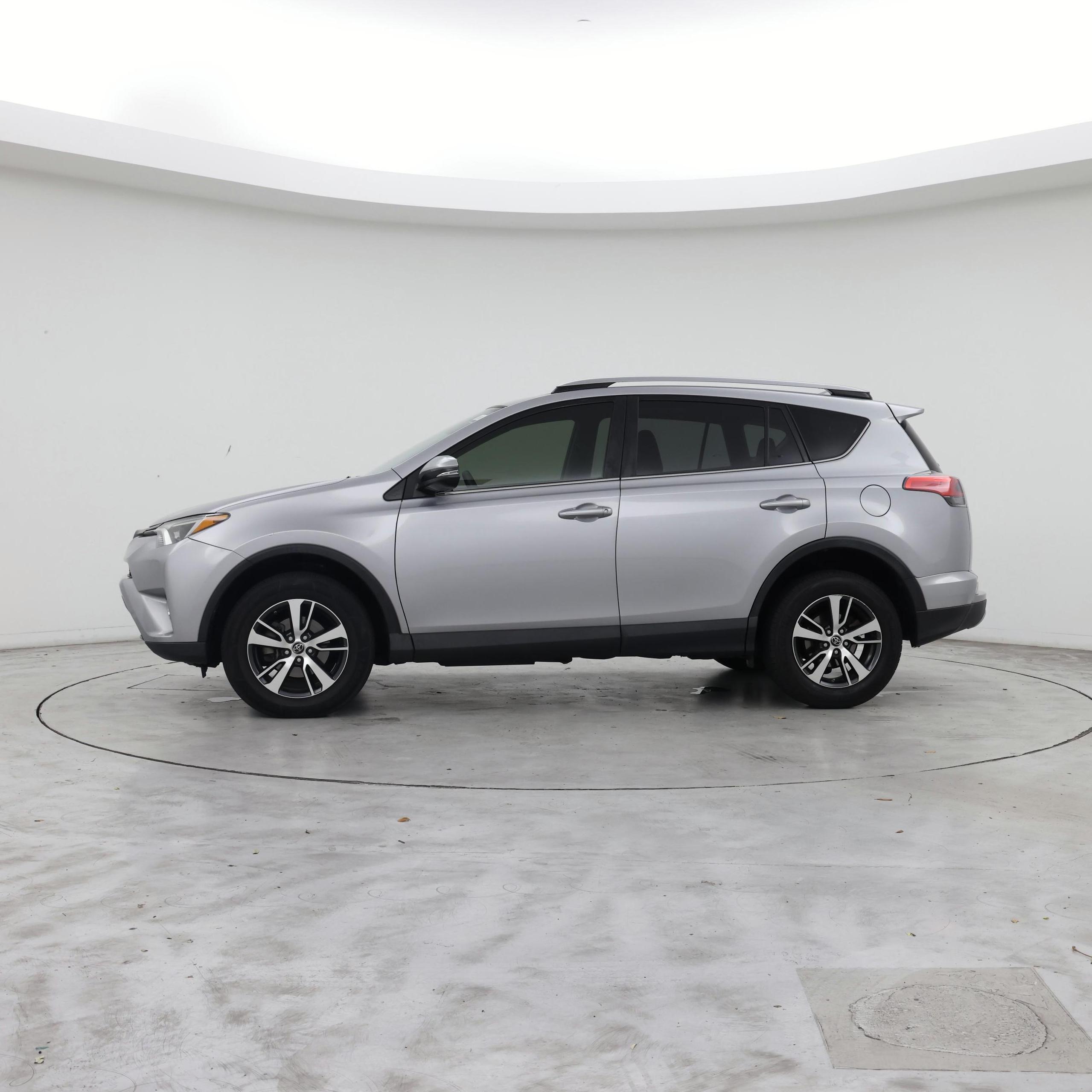 Thumbnail: 2018 Toyota RAV4 - 3