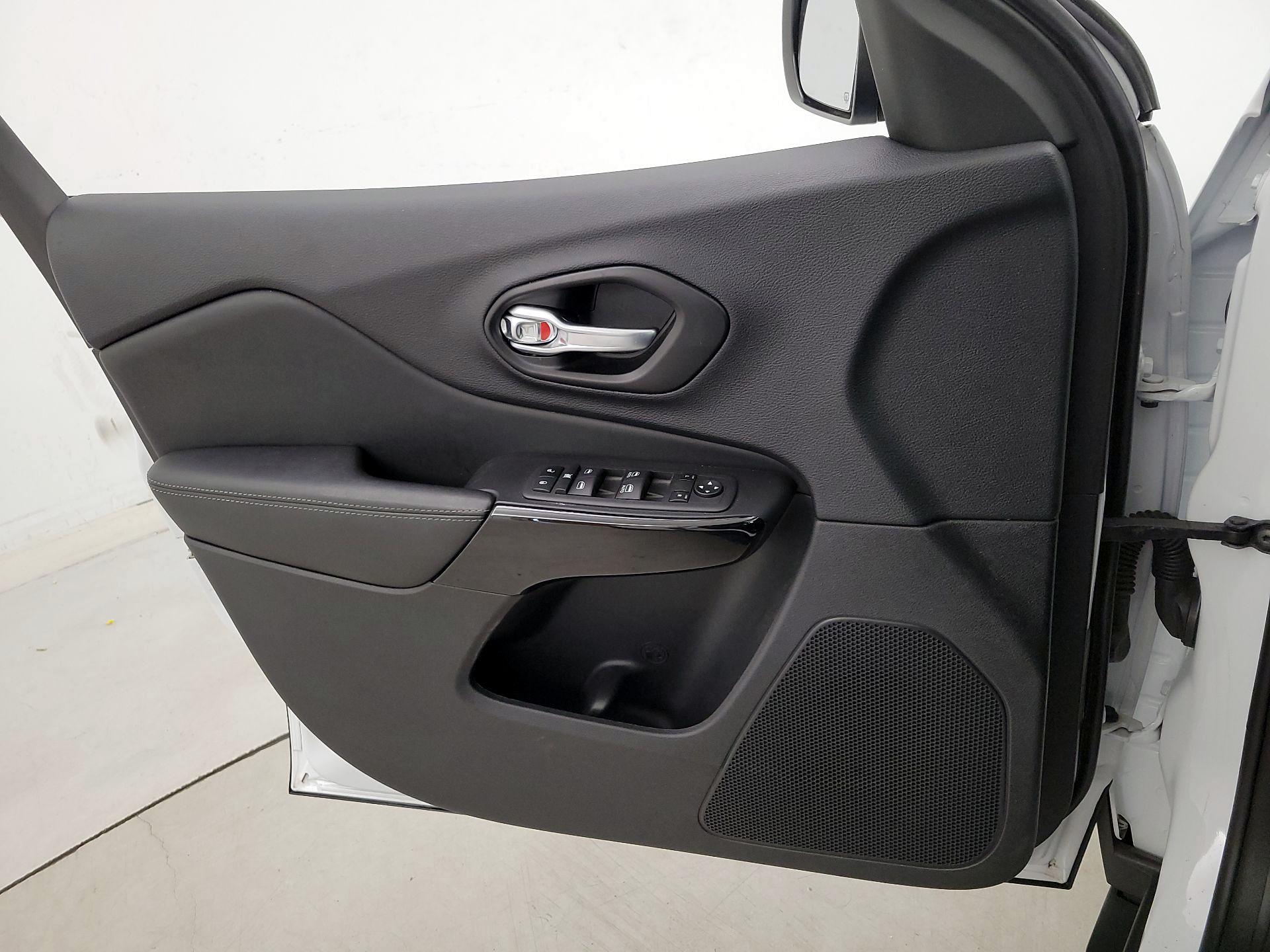 Thumbnail: 2023 Jeep Cherokee - 12