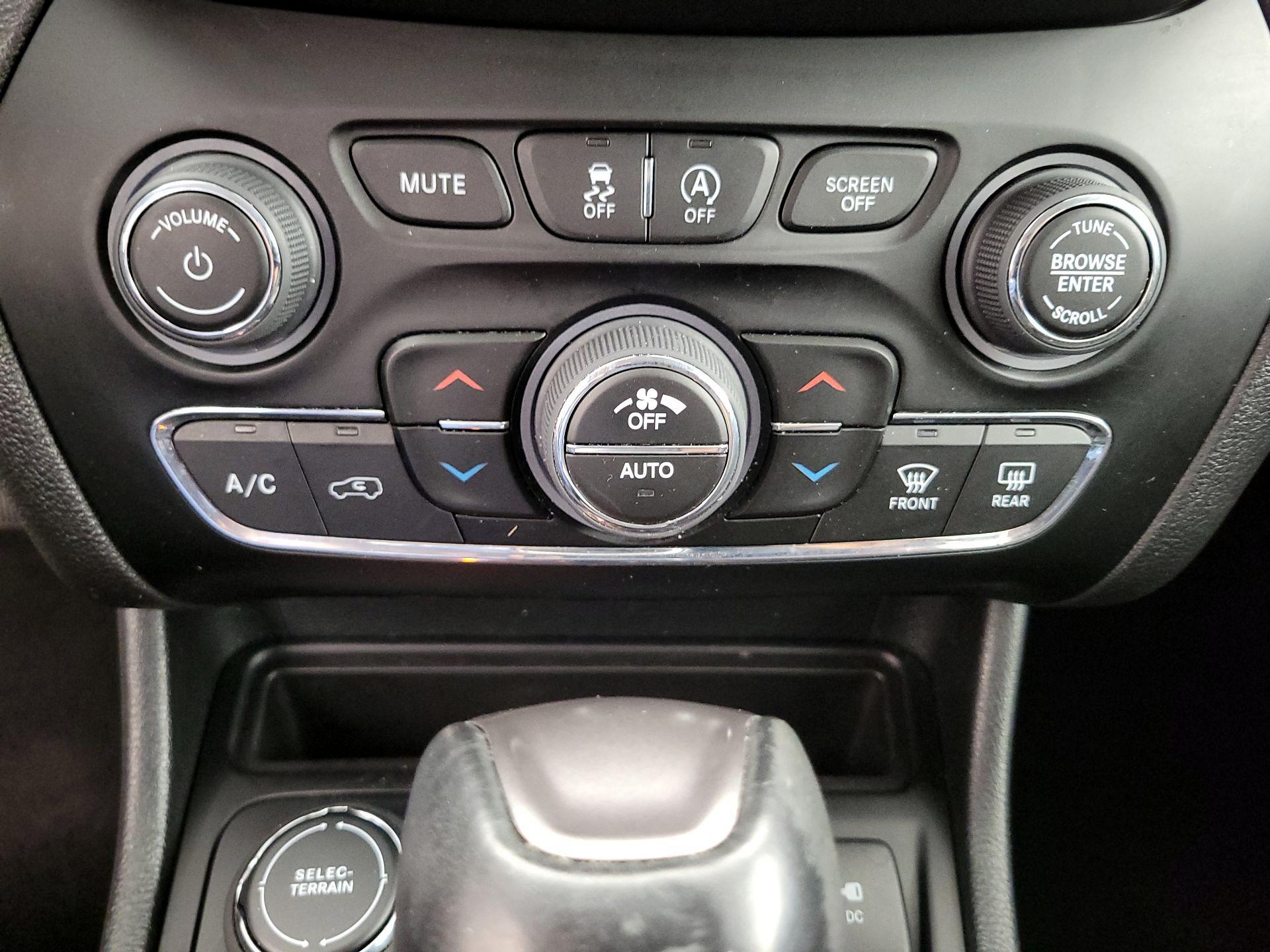 Thumbnail: 2023 Jeep Cherokee - 16