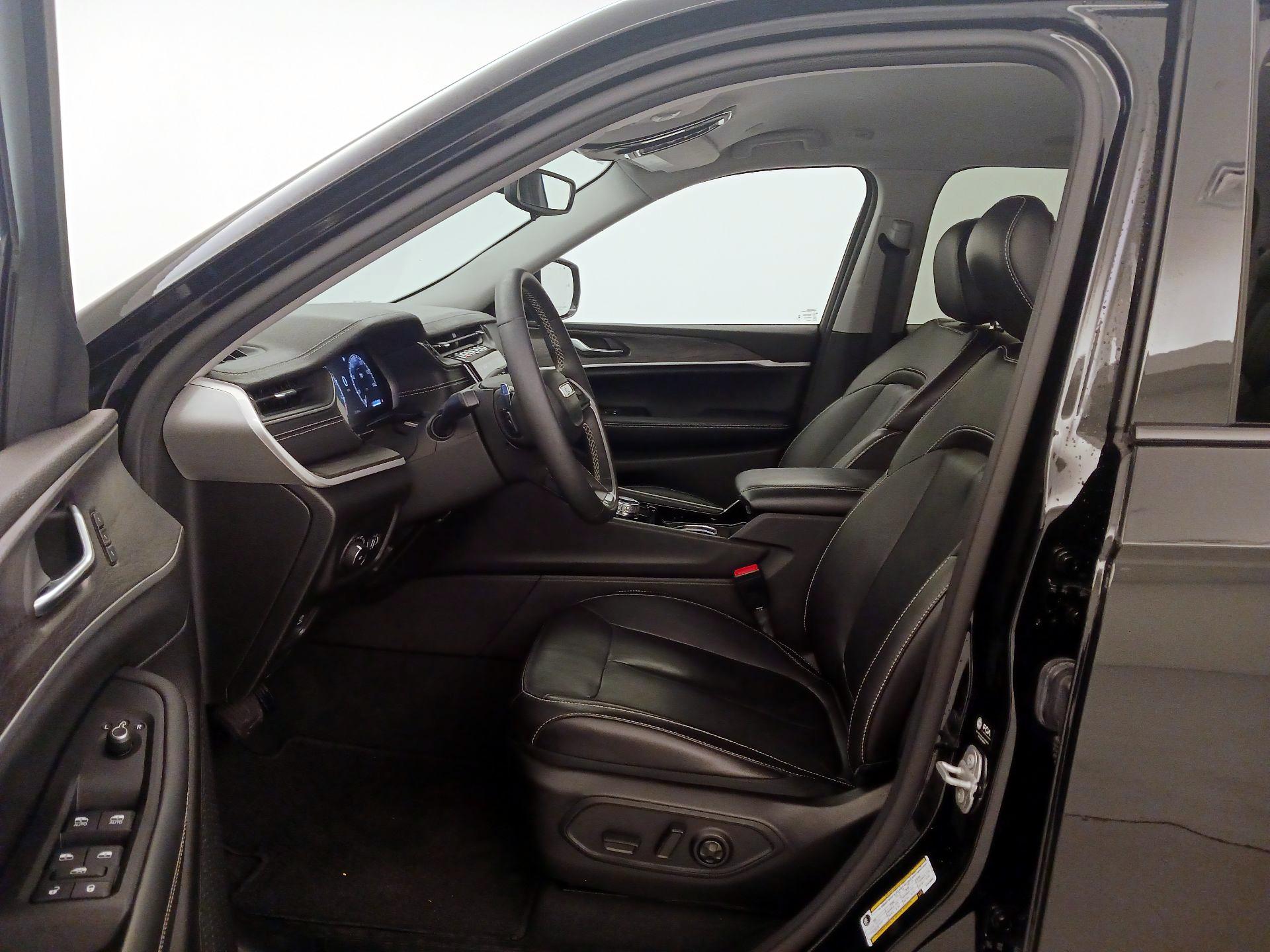 Thumbnail: 2023 Jeep Grand Cherokee - 11