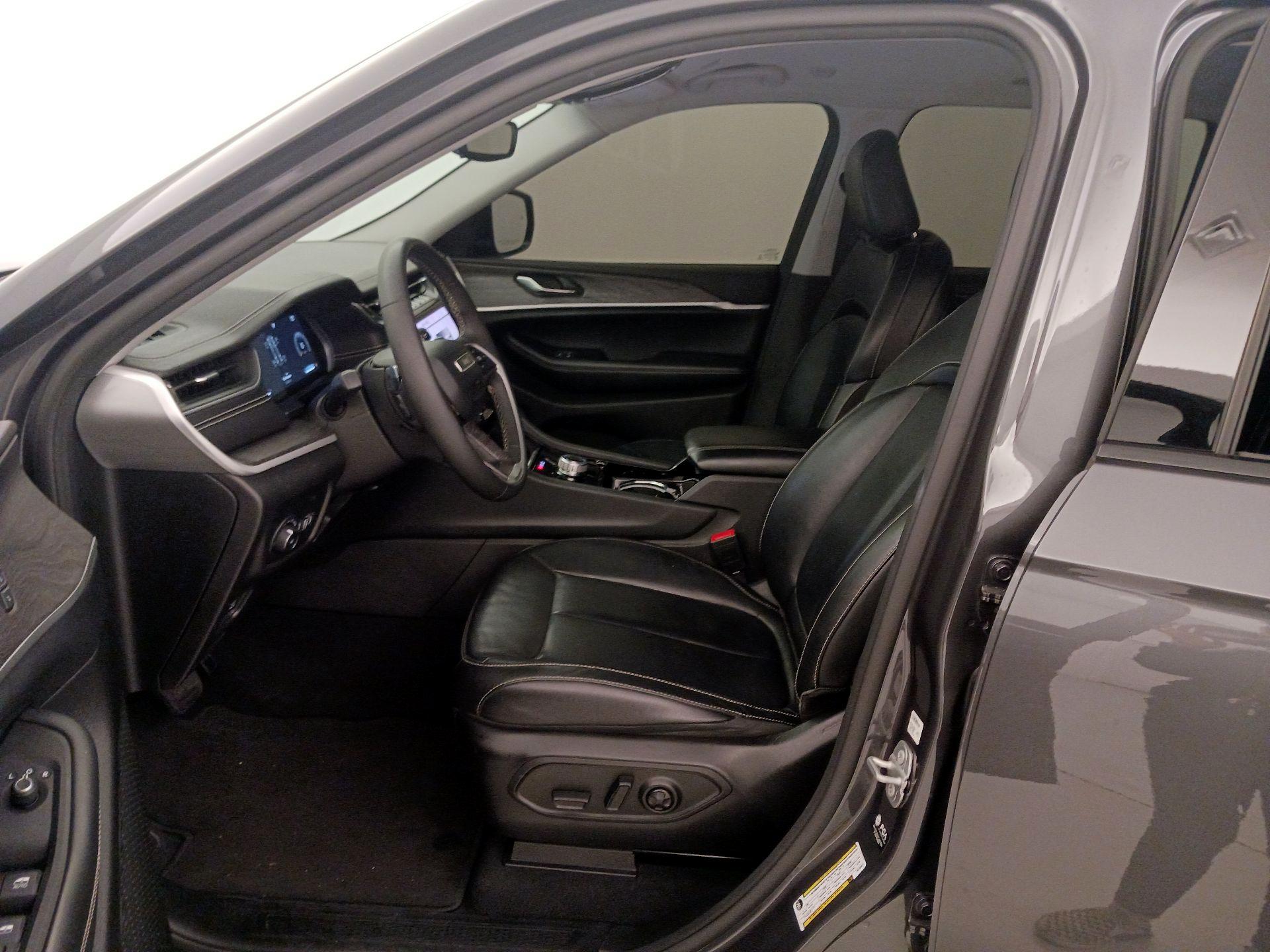 Thumbnail: 2023 Jeep Grand Cherokee - 11