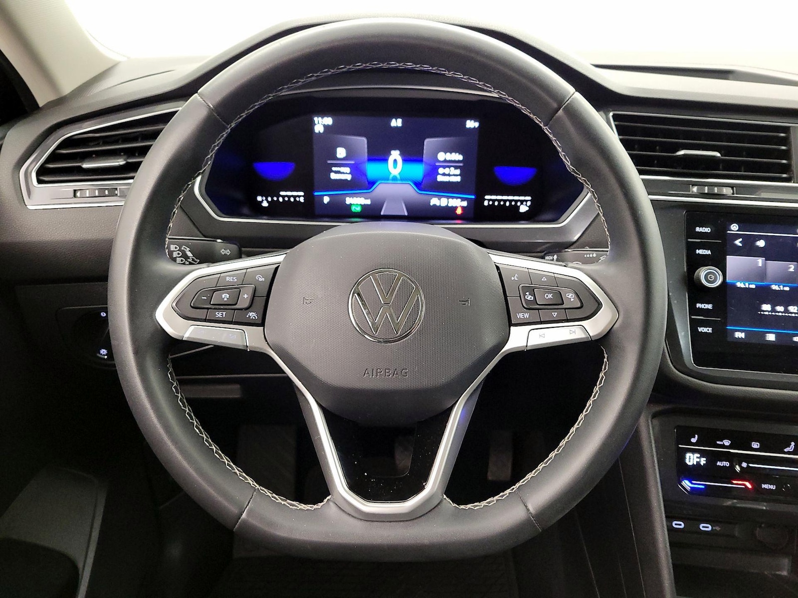 2023 Volkswagen Tiguan SE - Photo 11
