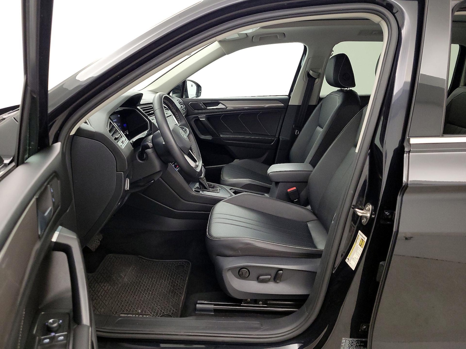 2023 Volkswagen Tiguan SE - Photo 12
