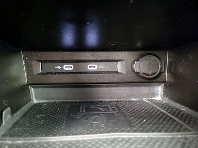 USB/AUX Ports