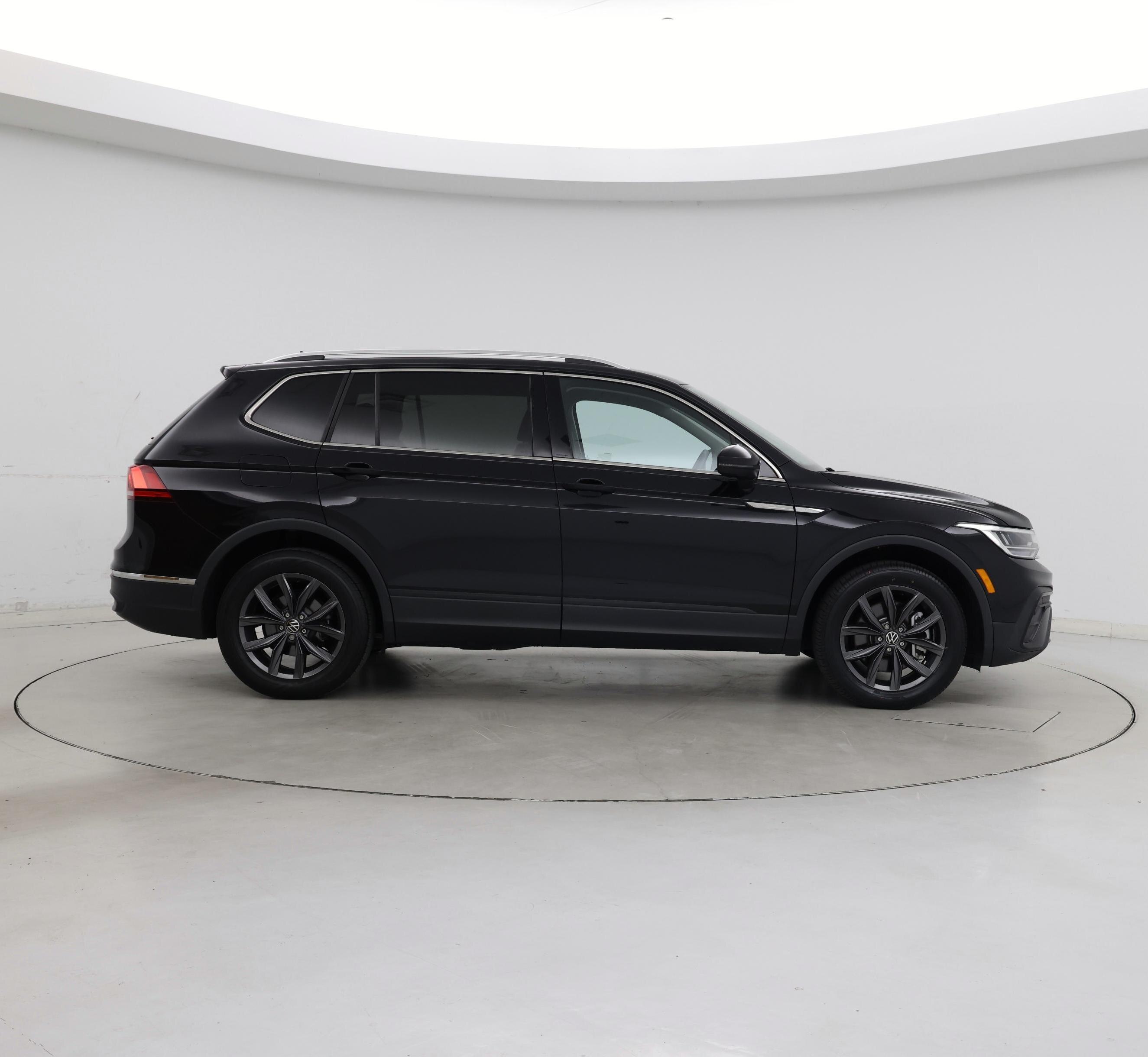 Thumbnail: 2023 Volkswagen Tiguan - 7
