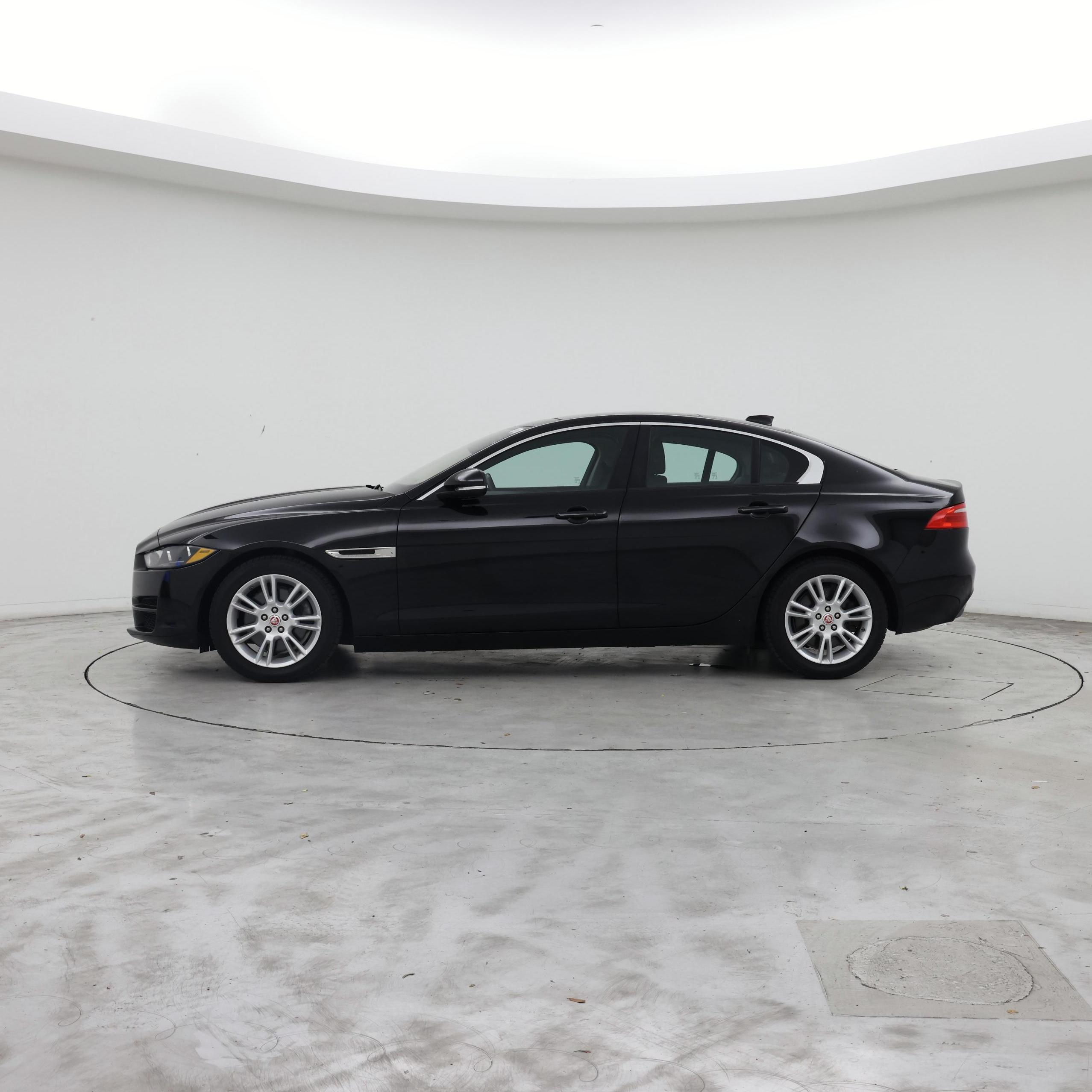 Thumbnail: 2018 Jaguar XE - 3