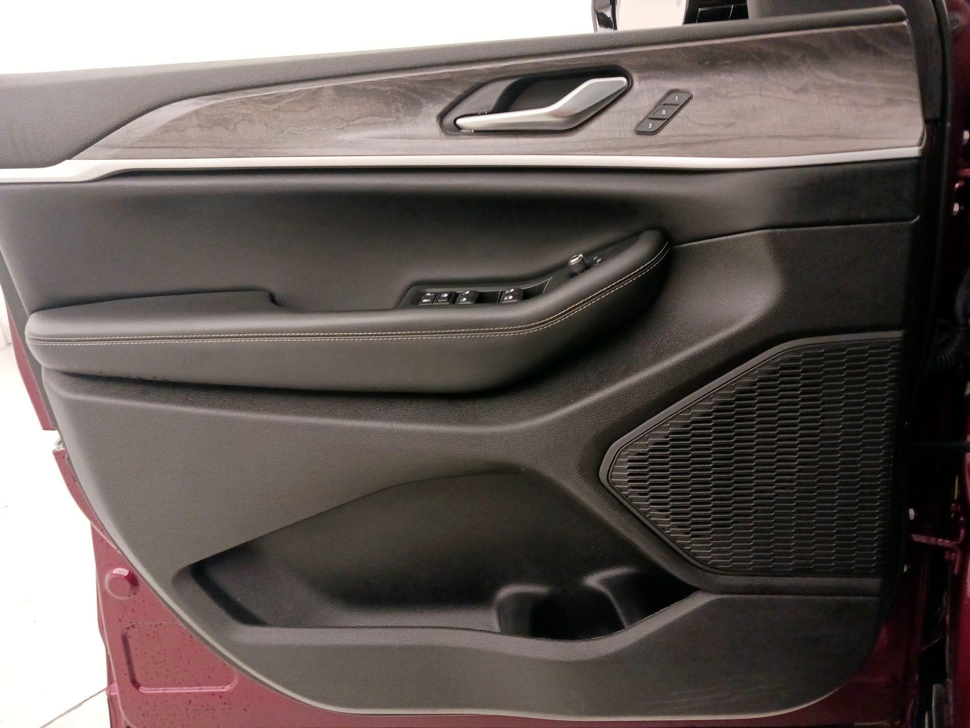 Thumbnail: 2023 Jeep Grand Cherokee - 12