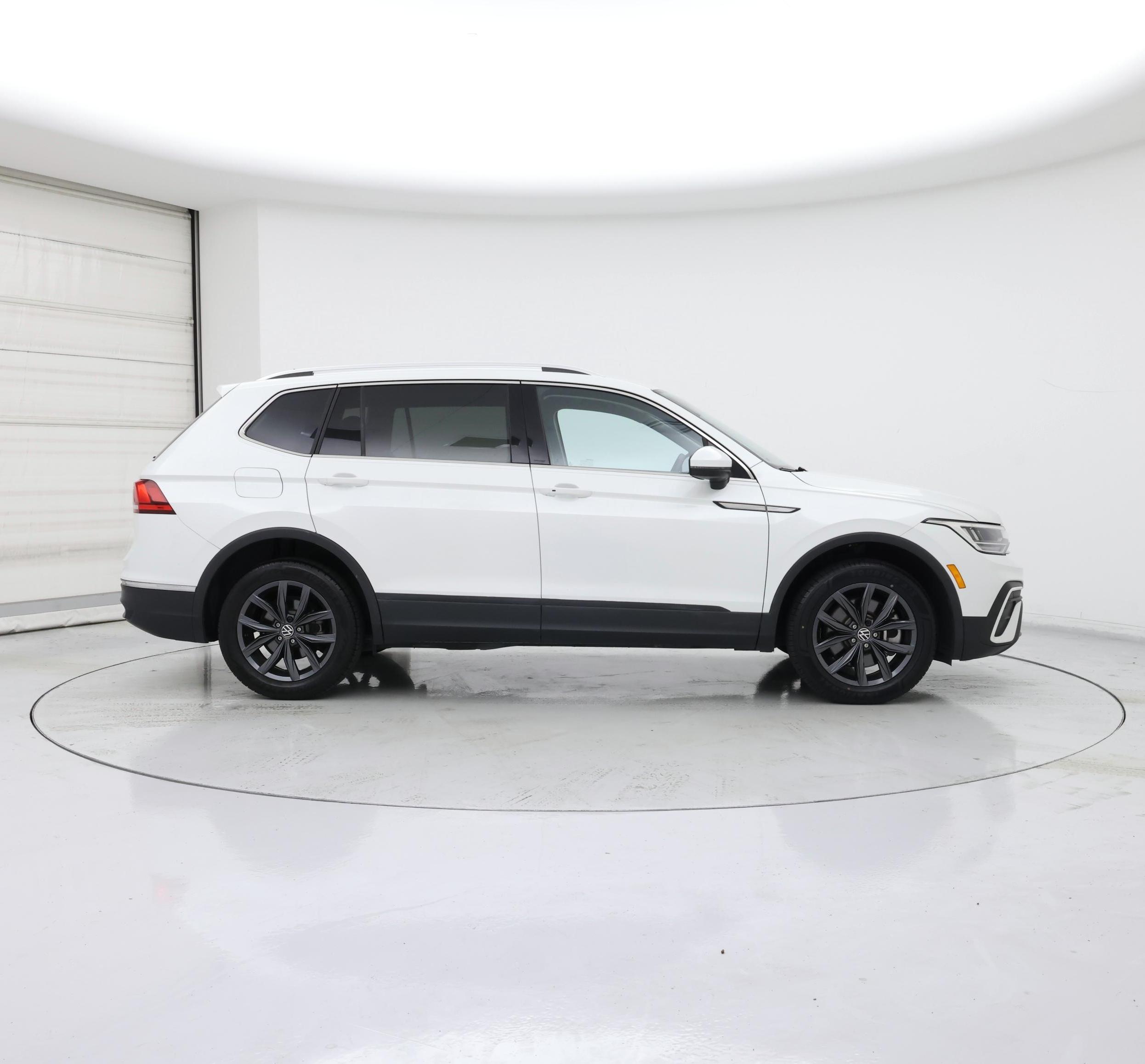 Thumbnail: 2023 Volkswagen Tiguan - 7