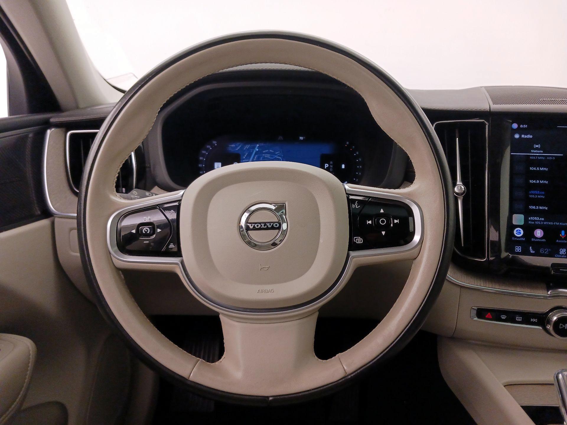 Thumbnail: 2022 Volvo XC60 - 10