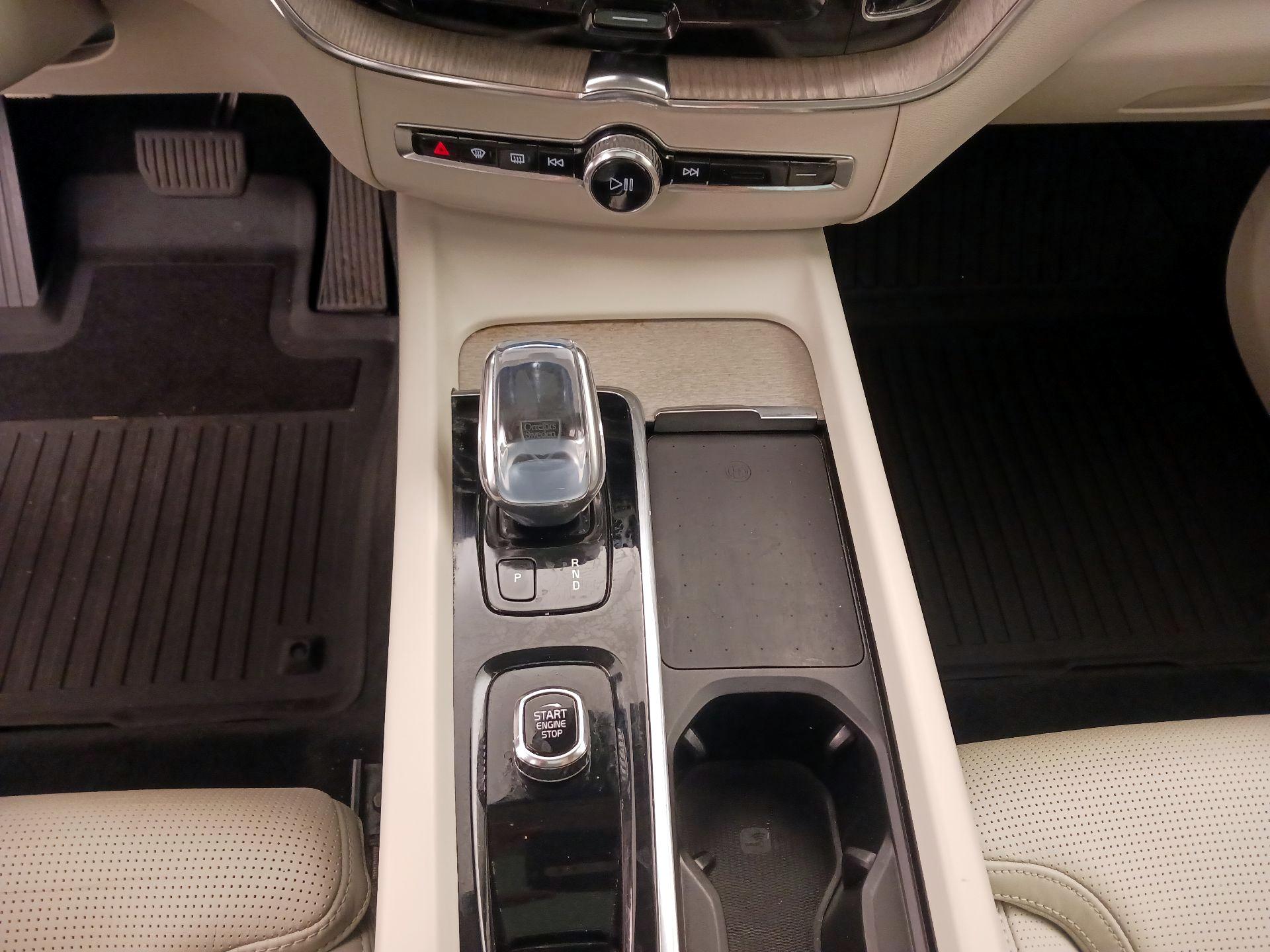 Thumbnail: 2022 Volvo XC60 - 18