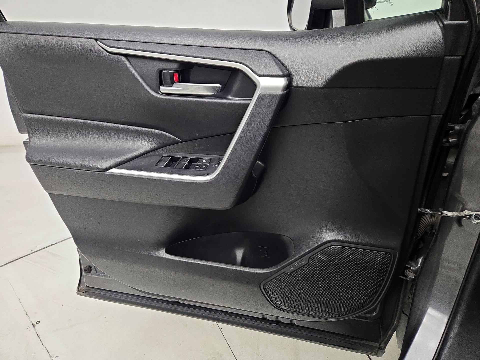 Thumbnail: 2020 Toyota RAV4 - 12