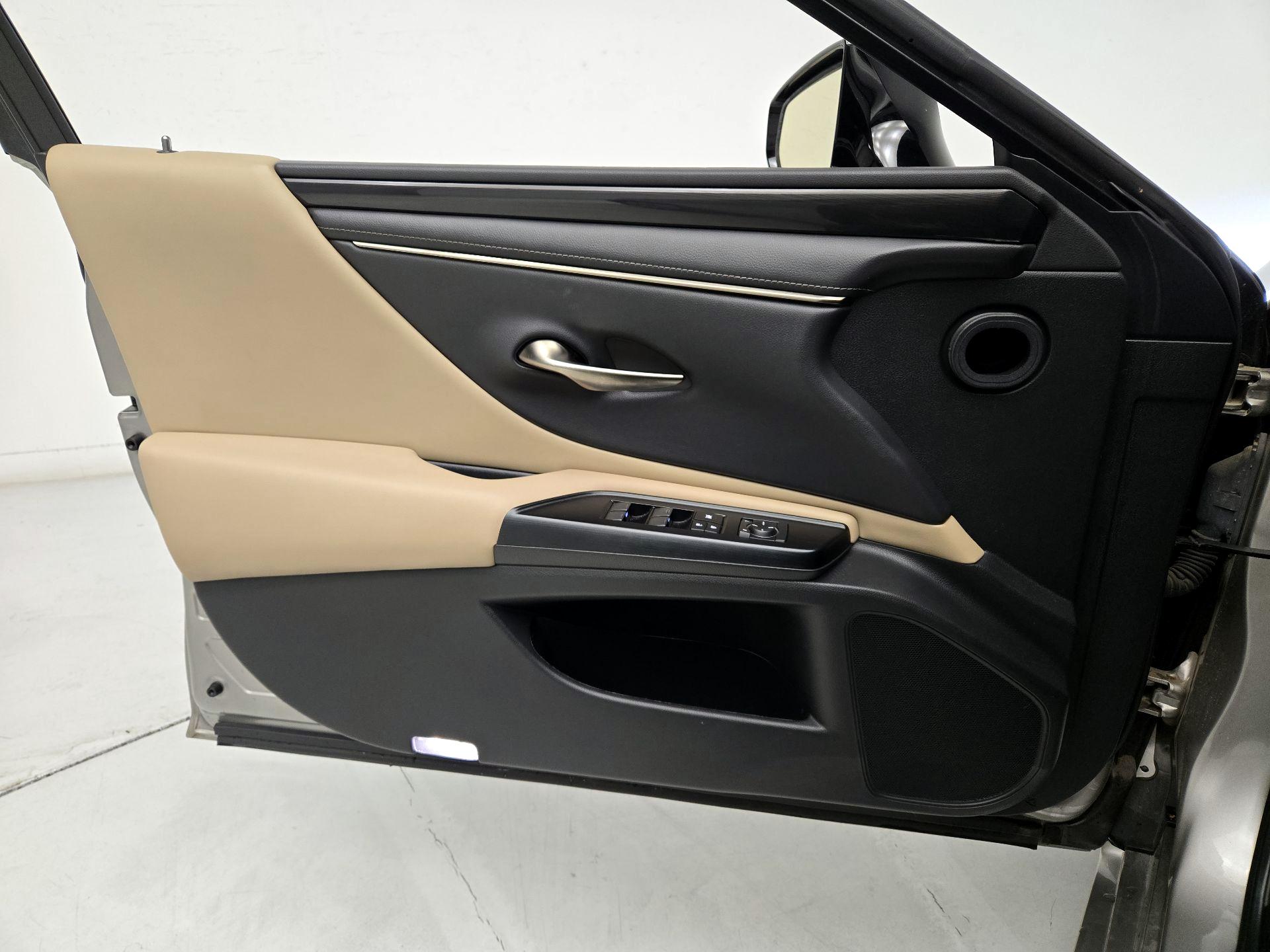 Thumbnail: 2020 Lexus ES - 12