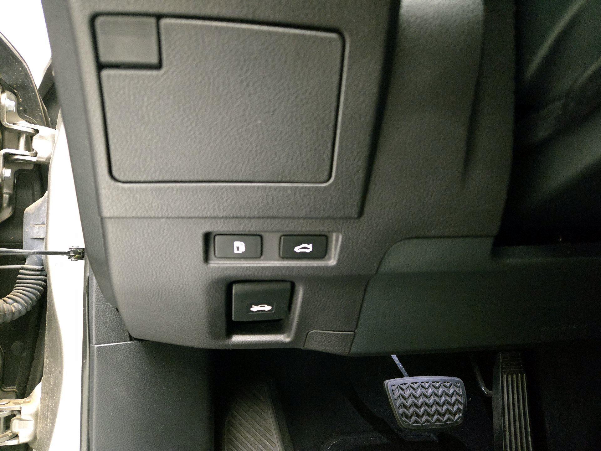 Thumbnail: 2020 Lexus ES - 13